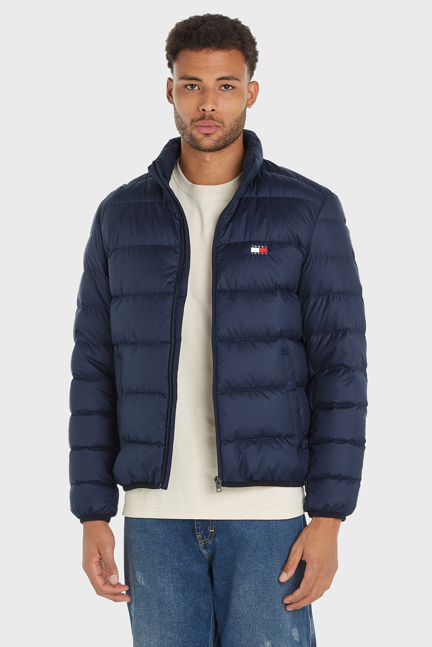 Мужской темно-синий пуховик TJM LT DOWN FLAG JACKET EXT Синий M Tommy Jeans DM0DM19614 Мужской темно-синий пуховик TJM LT DOWN FLAG JACKET EXT Синий M Tommy Jeans DM0DM19614