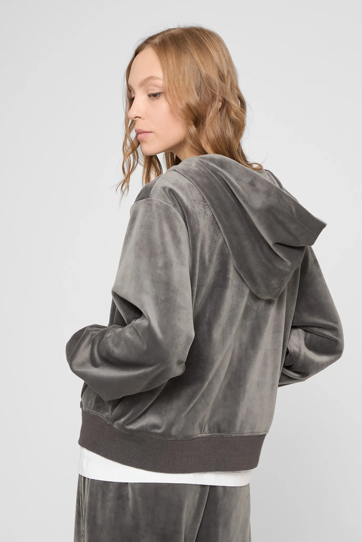 Женское серое велюровое худи 4
