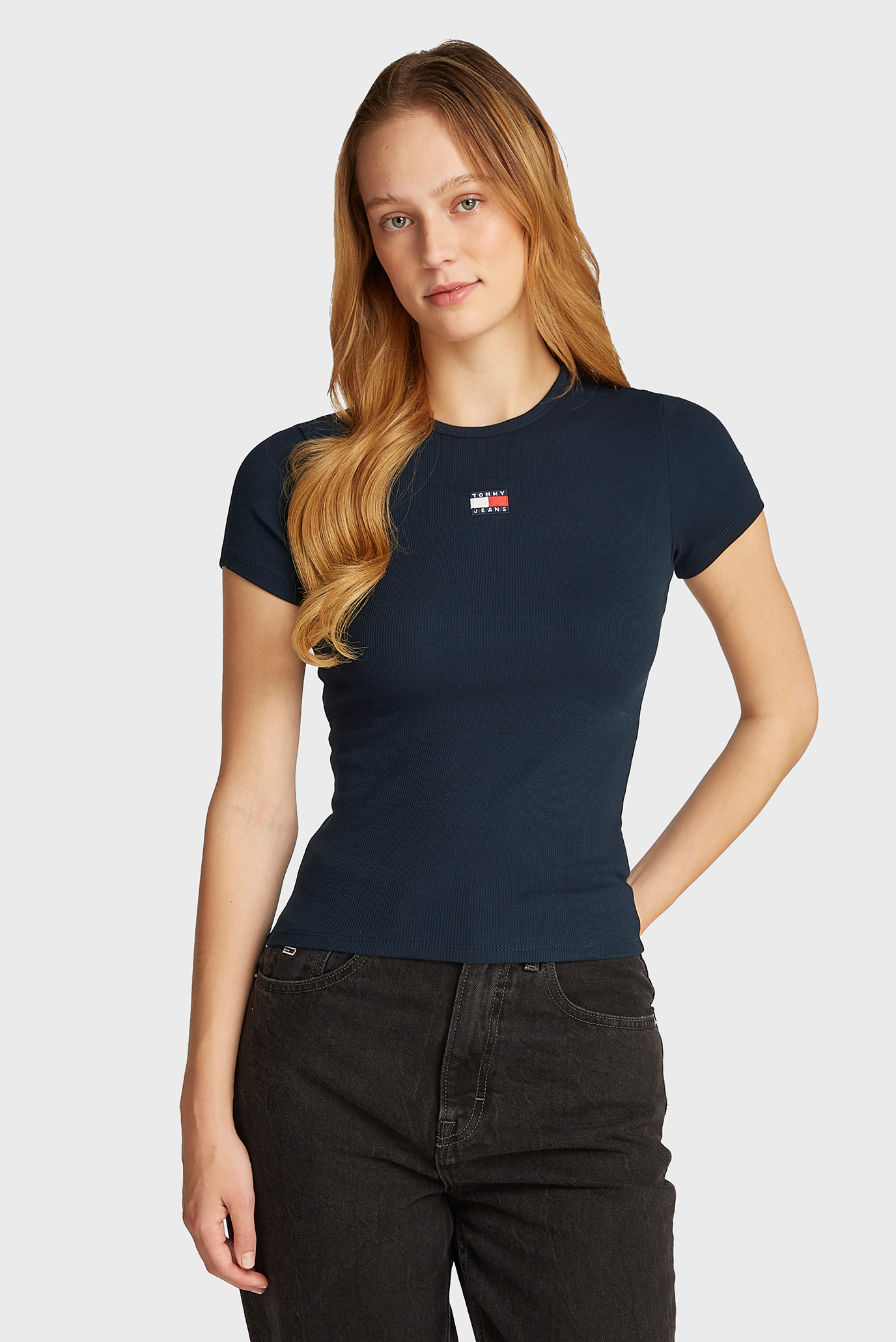 Женская темно-синяя футболка TJW SLIM BADGE RIB TEE Синий XS Tommy Jeans DW0DW20463 Женская темно-синяя футболка TJW SLIM BADGE RIB TEE Синий XS Tommy Jeans DW0DW20463