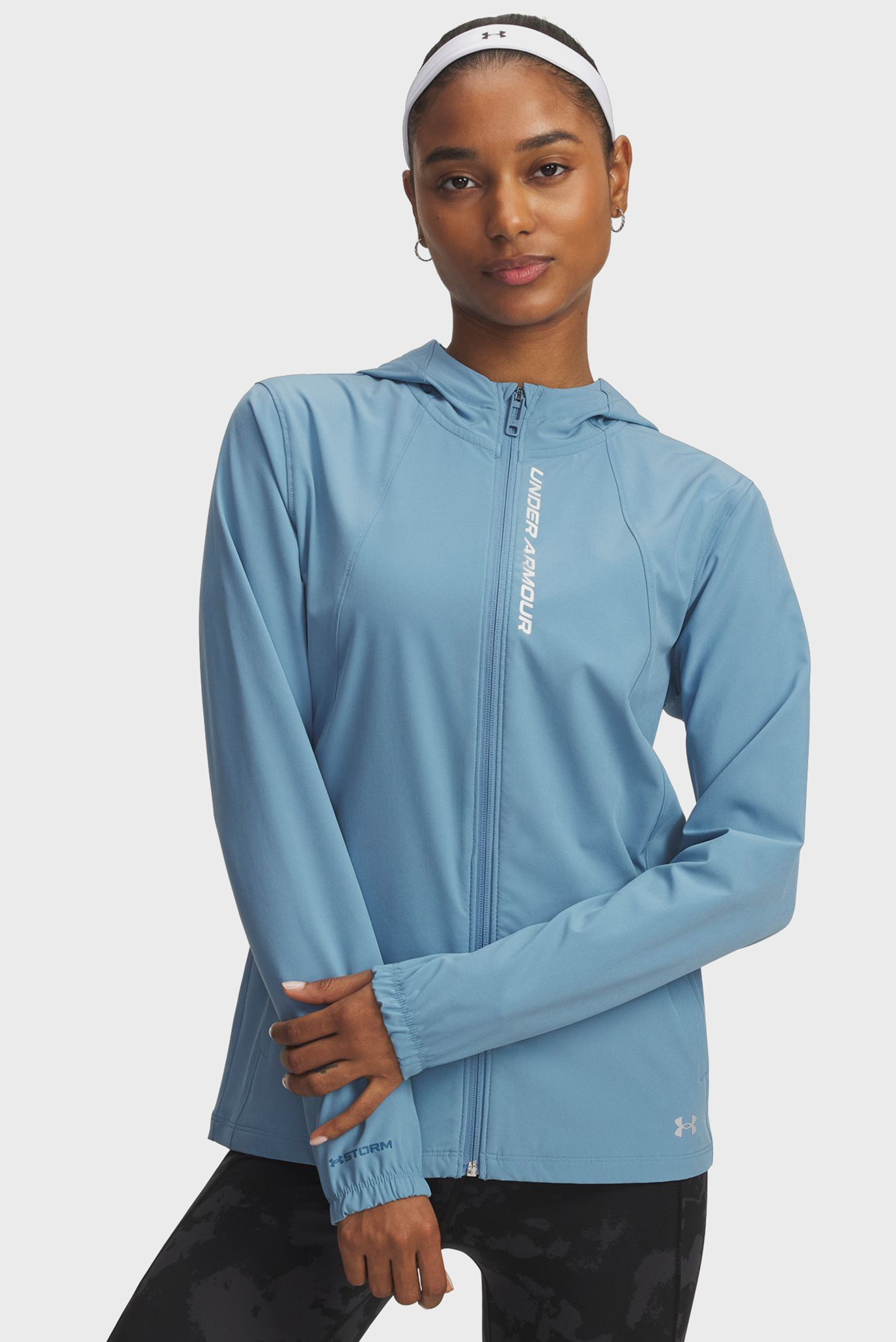 Женская голубая ветровка UA OutRun the STORM Jacket Голубой L Under Armour 1377043-418 Женская голубая ветровка UA OutRun the STORM Jacket Голубой L Under Armour 1377043-418