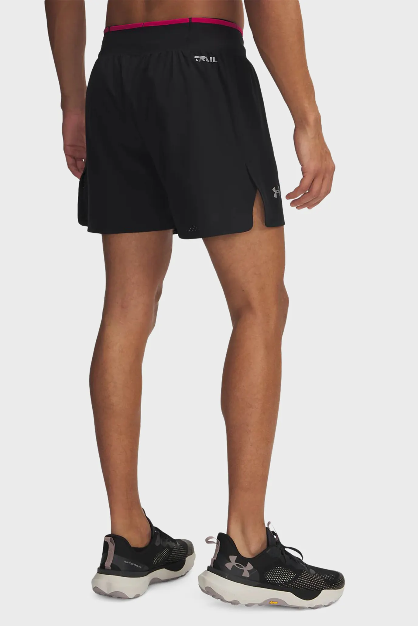 Чоловічі чорні шорти UA TRAIL RUN LAUNCH SHORTS 2