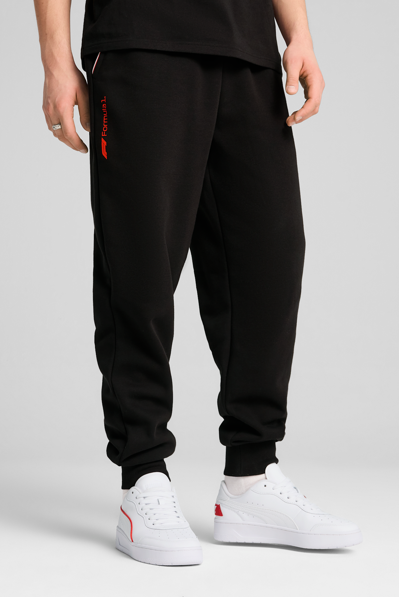 Чоловічі чорні спортивні штани F1® ESS+ Relaxed Sweatpants Men 1