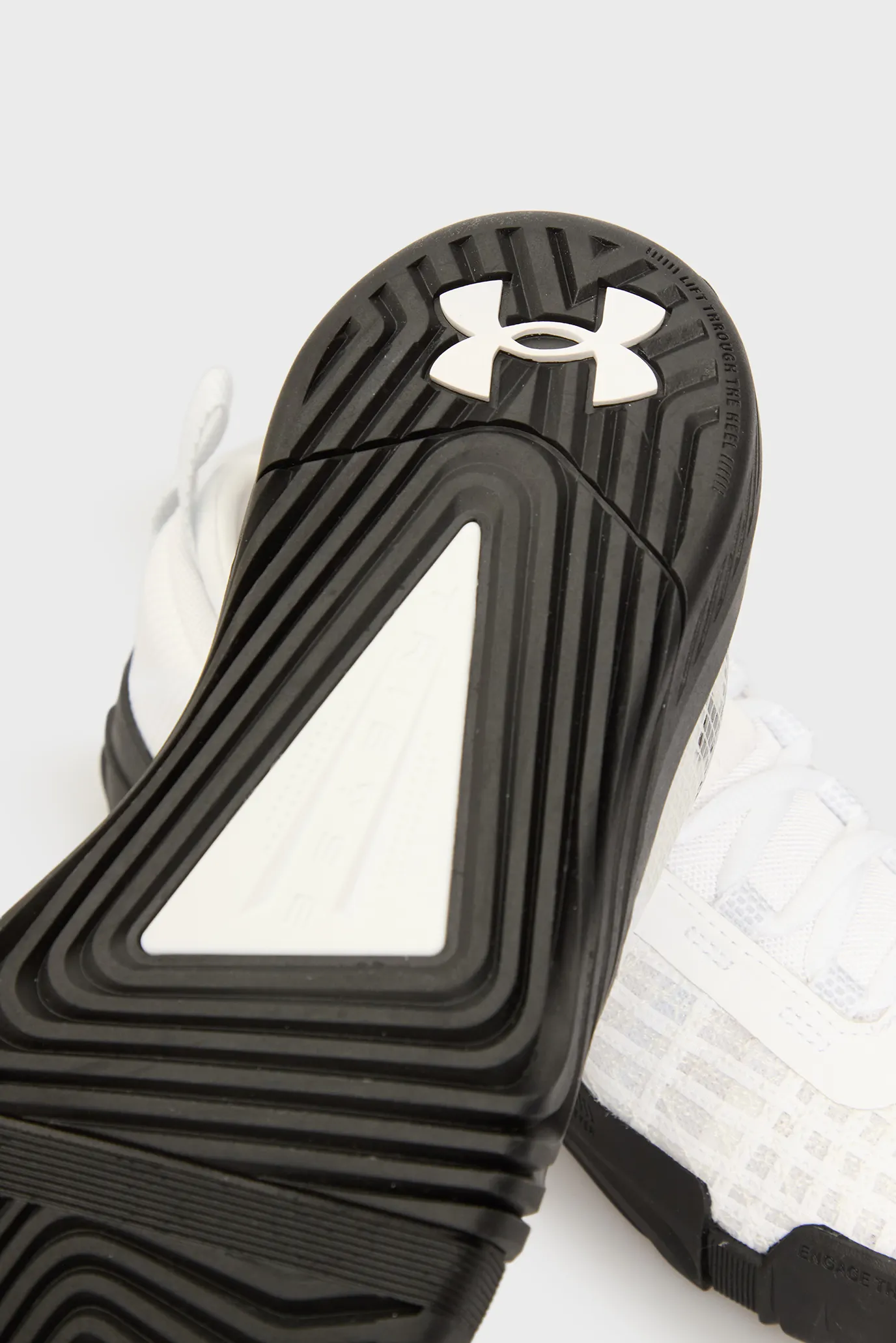 Чоловічі білі кросівки UA TriBase Reign 6 2