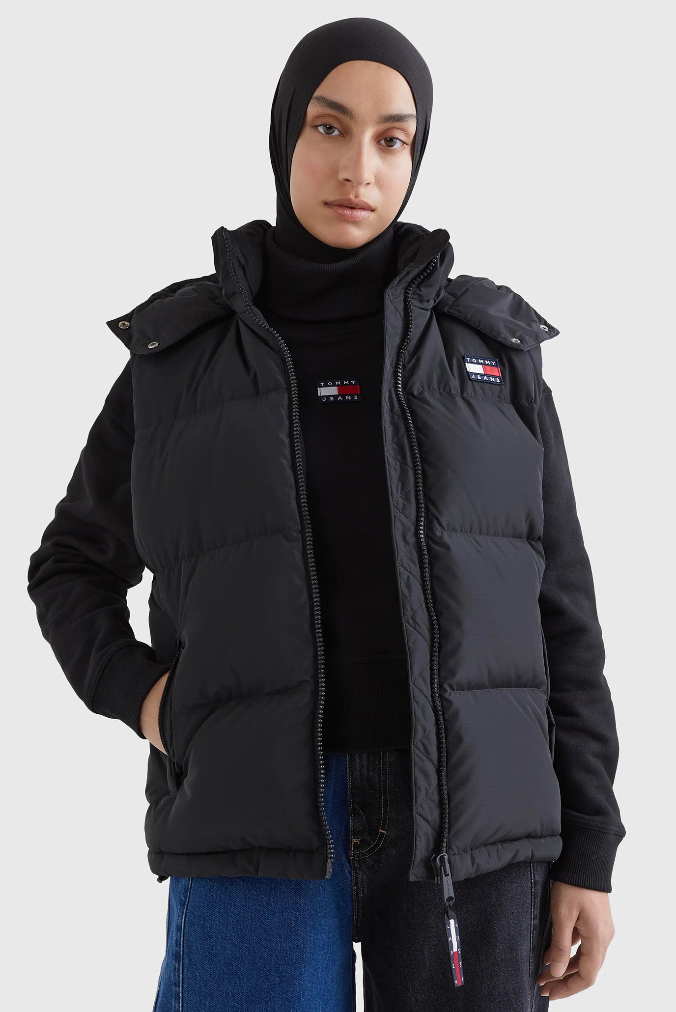 Женский черный жилет TJW ALASKA PUFFER VEST 1