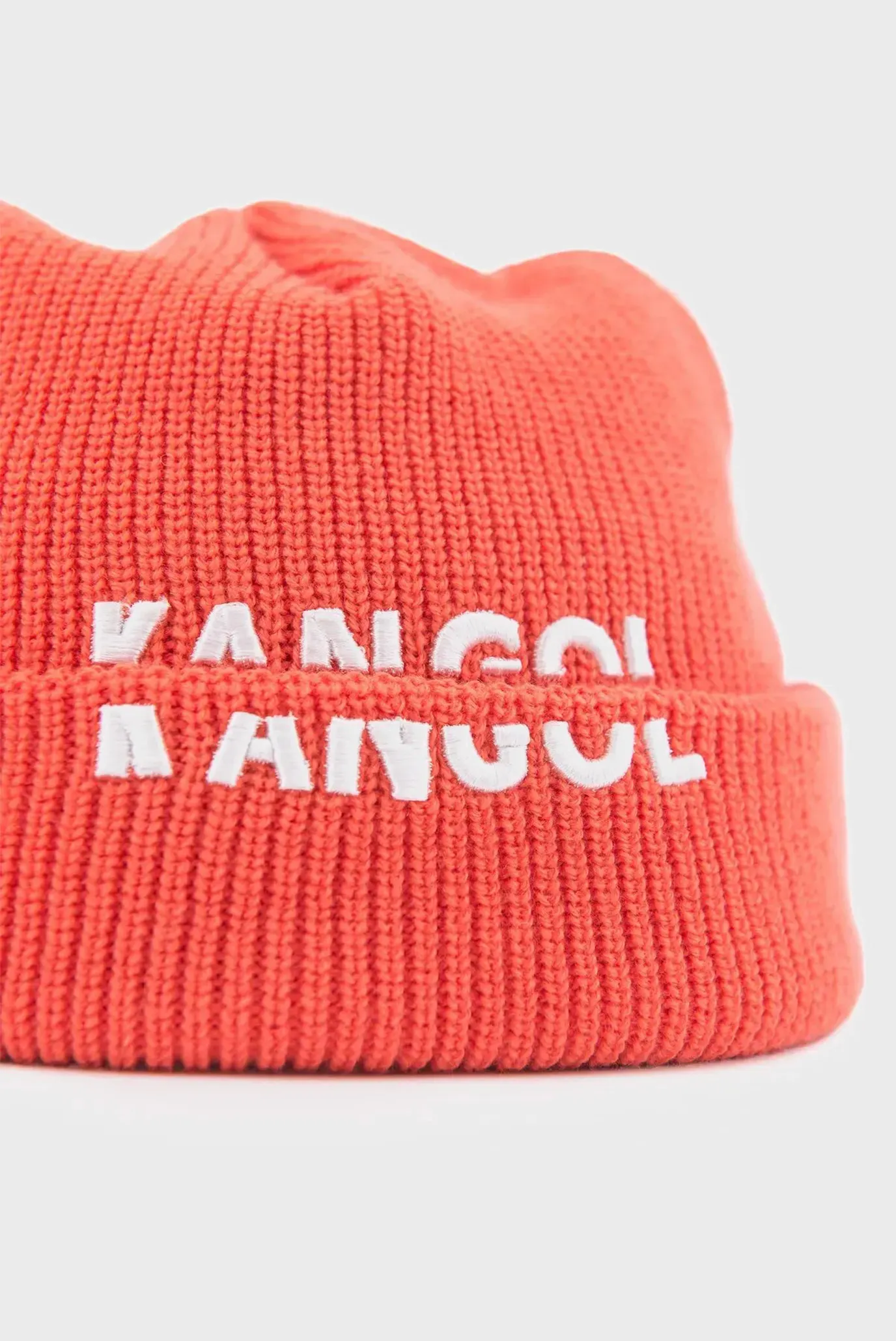 Женская коралловая шапка 2