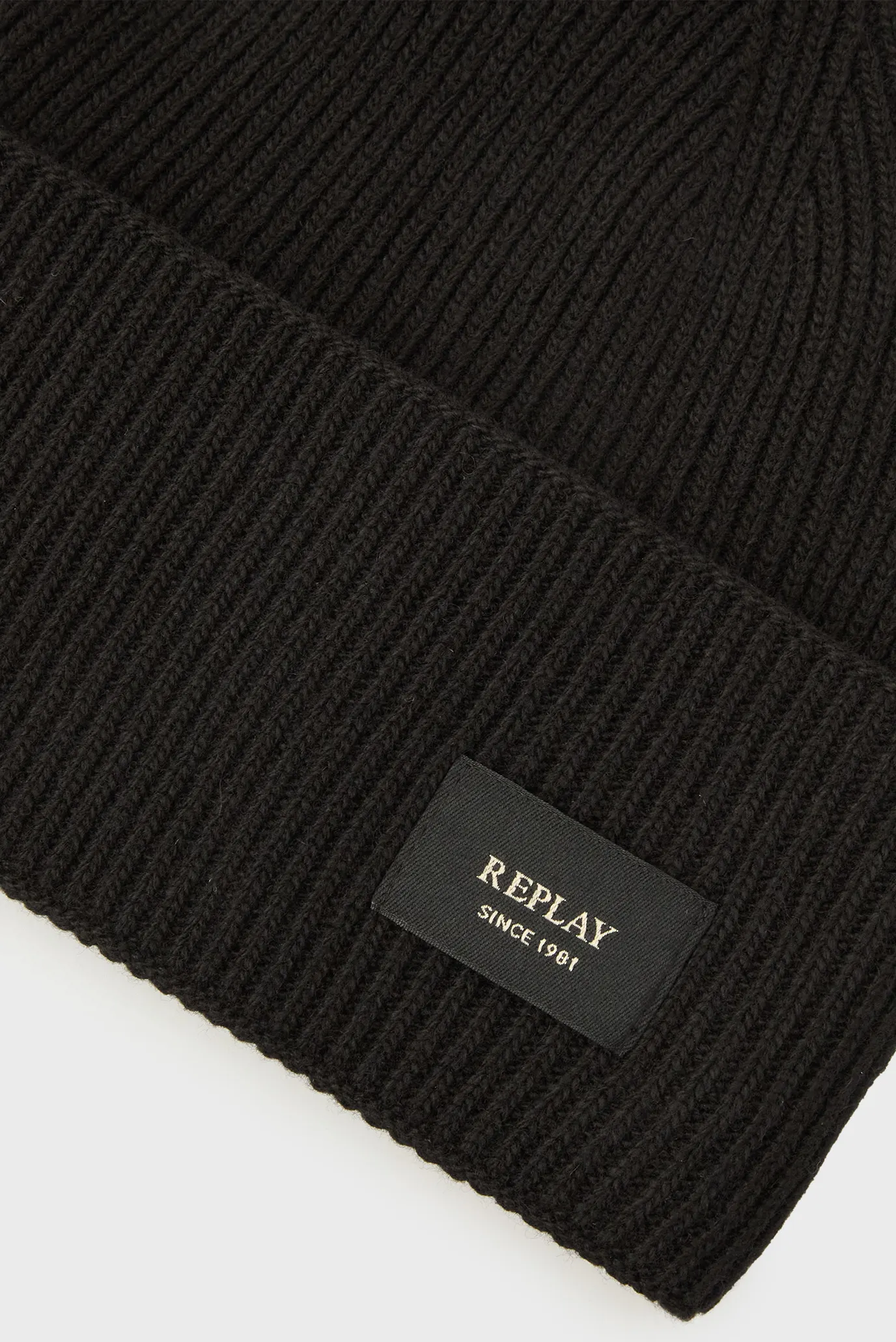 Чорна вовняна шапка 3