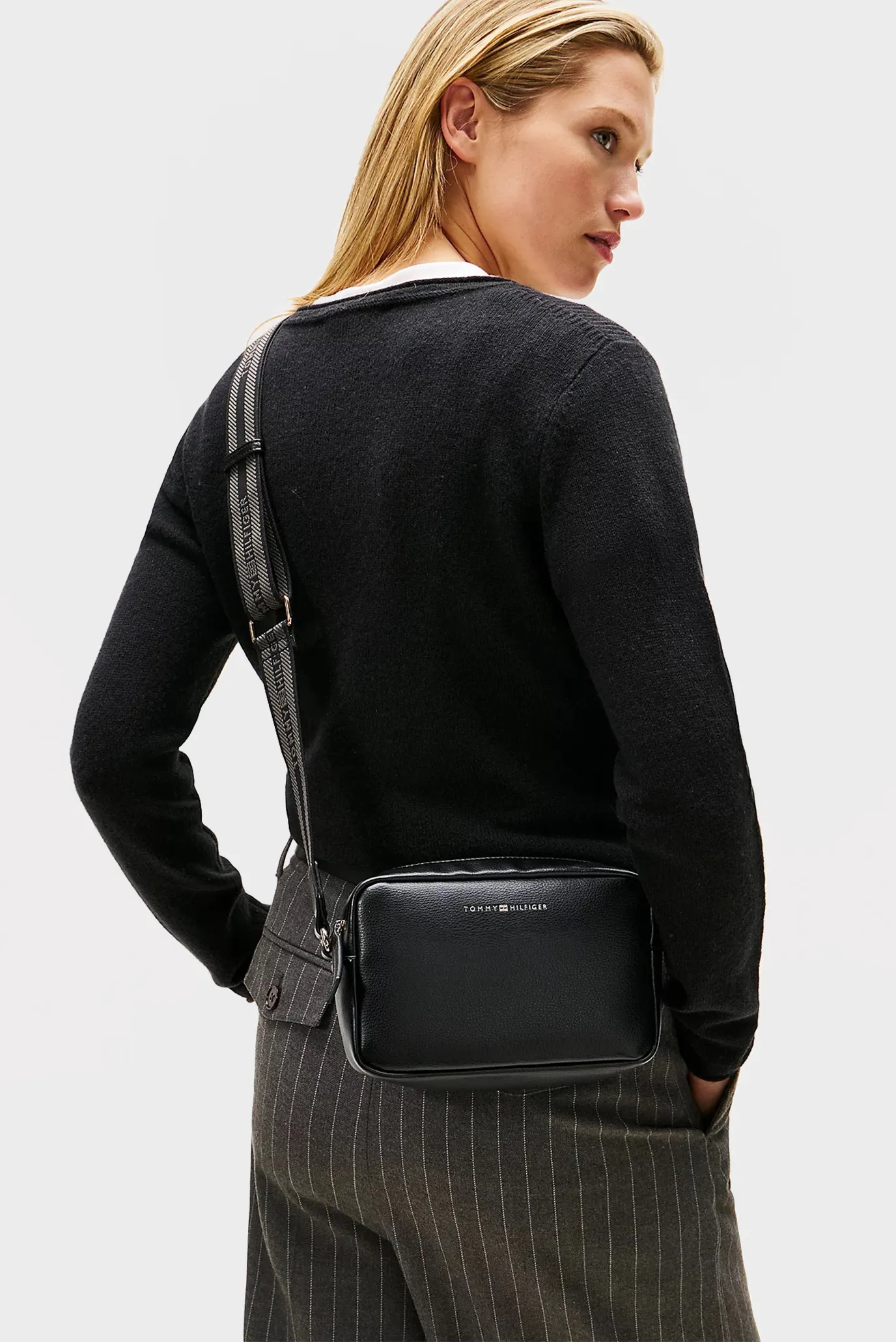 Жіноча чорна сумка TH LOGOTAPE CAMERA BAG 2