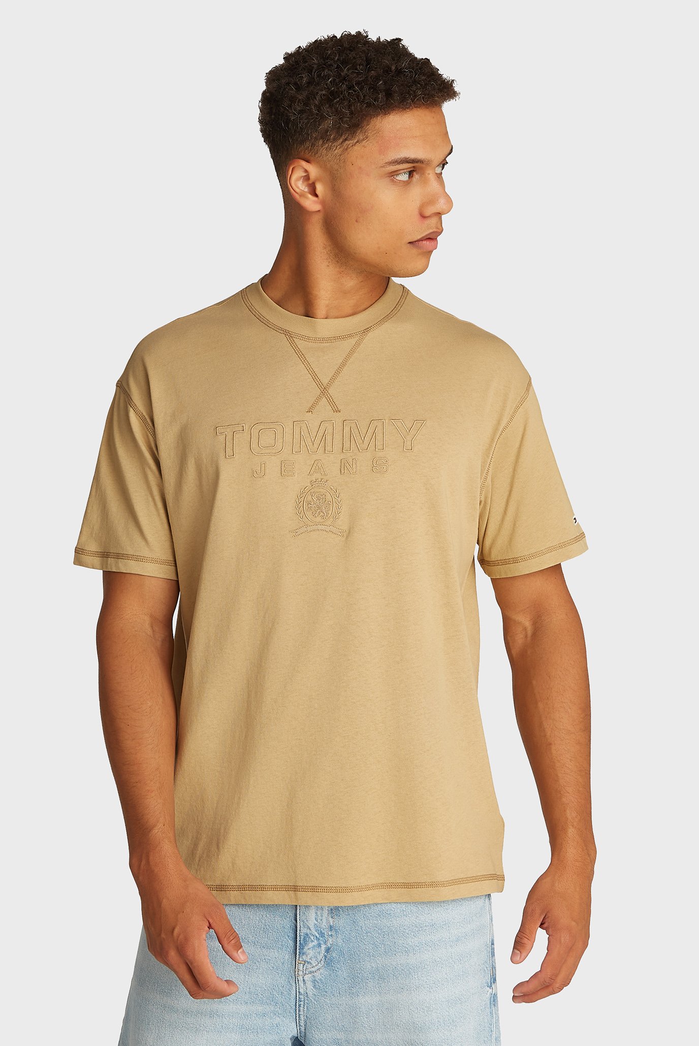 Мужская бежевая футболка TJM RLX TONAL CREST TEE Бежевый S Tommy Jeans DM0DM20805 Мужская бежевая футболка TJM RLX TONAL CREST TEE Бежевый S Tommy Jeans DM0DM20805