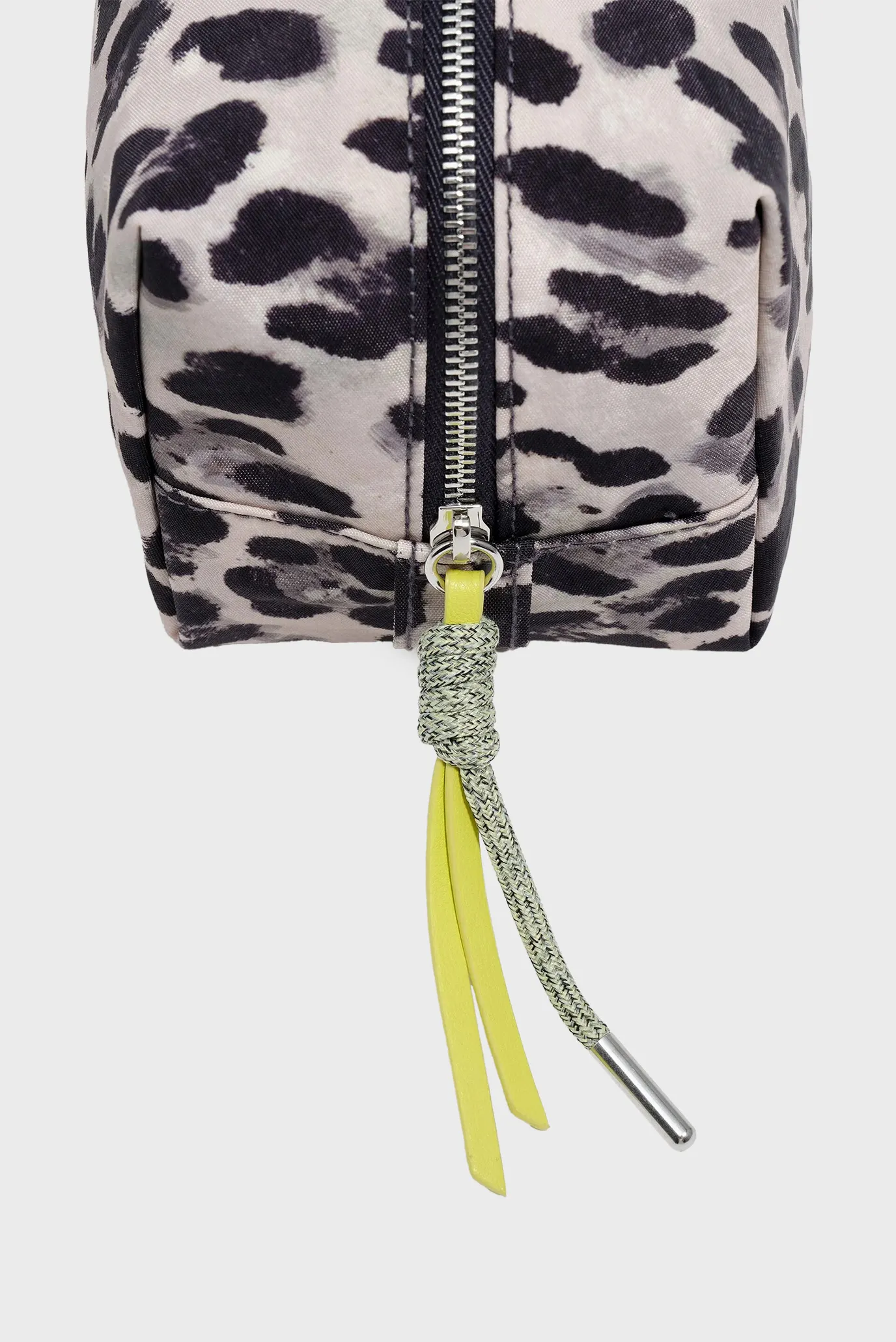 Женская серая косметичка с узором 2