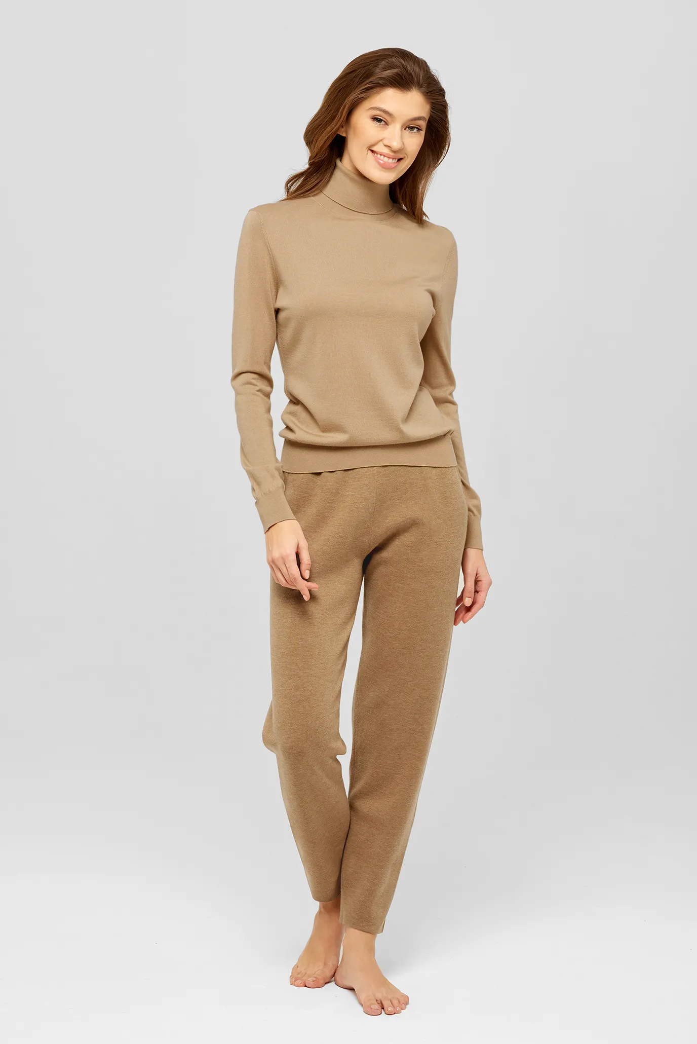 Жіночий бежевий шовковий гольф 2