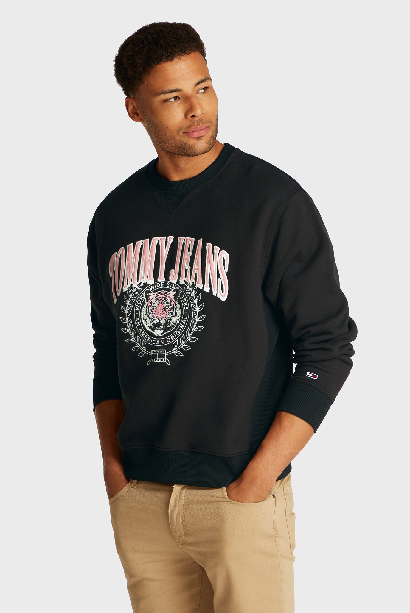 Мужской черный свитшот TJM RLX VARSITY TIGER CREW Черный S Tommy Jeans DM0DM20640 Мужской черный свитшот TJM RLX VARSITY TIGER CREW Черный S Tommy Jeans DM0DM20640