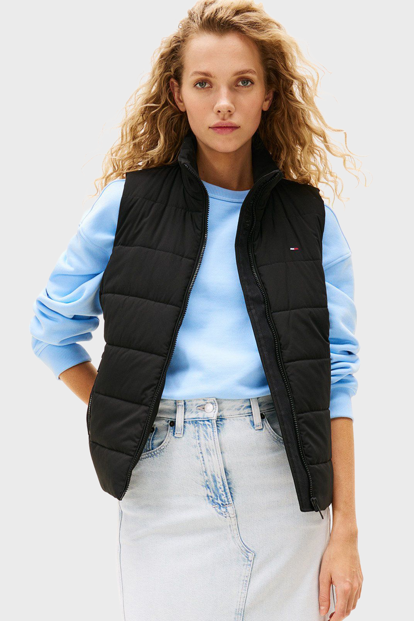 Женский черный жилет LW PADDED VEST Черный L Tommy Jeans DW0DW21409 Женский черный жилет LW PADDED VEST Черный L Tommy Jeans DW0DW21409