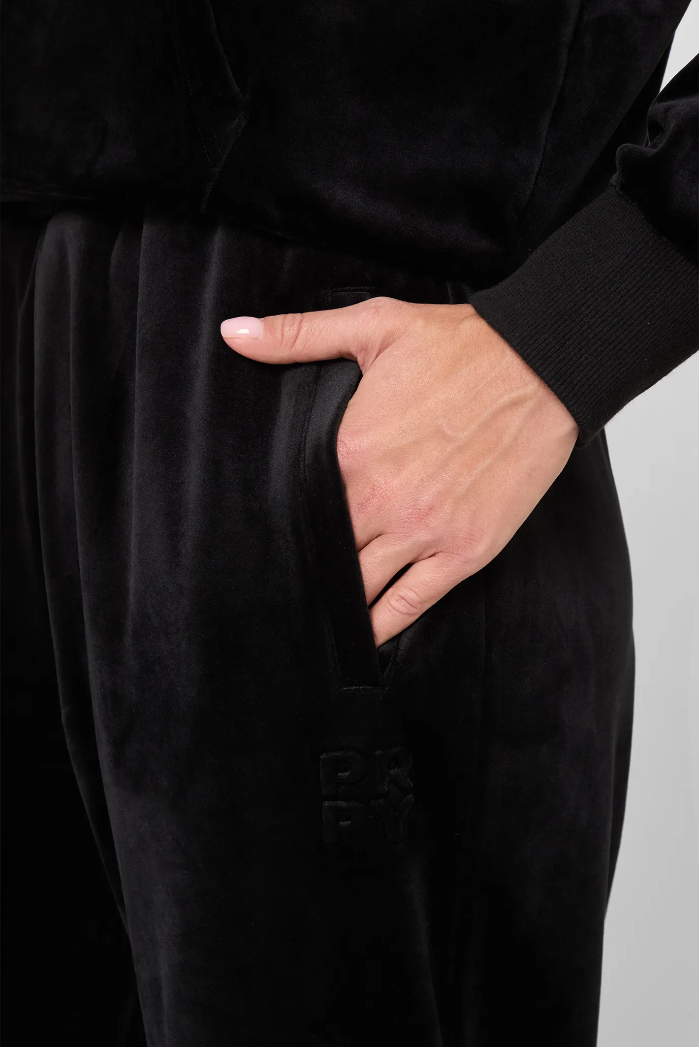 Жіночі чорні велюрові спортивні штани 5