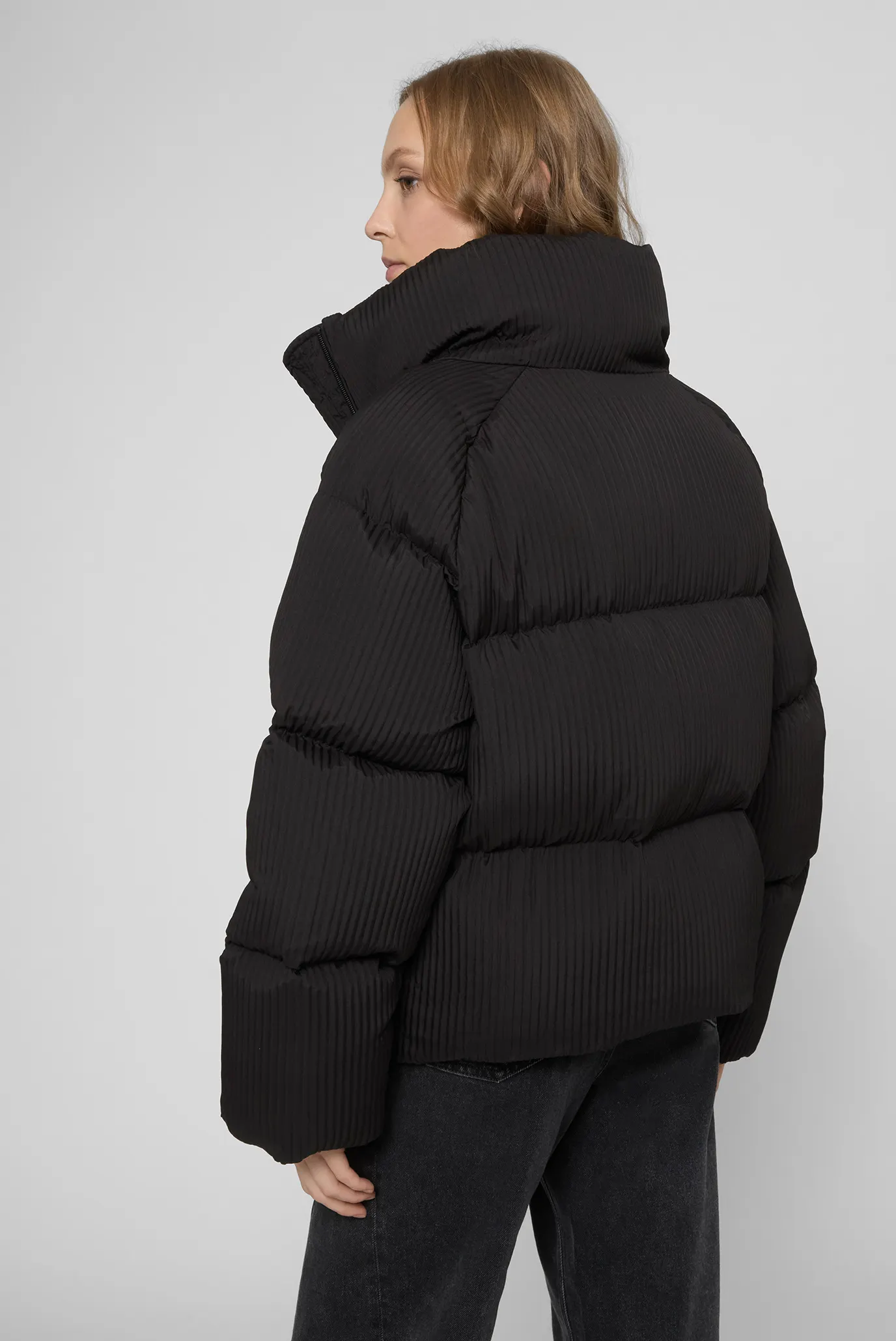 Жіночий чорний пуховик 4