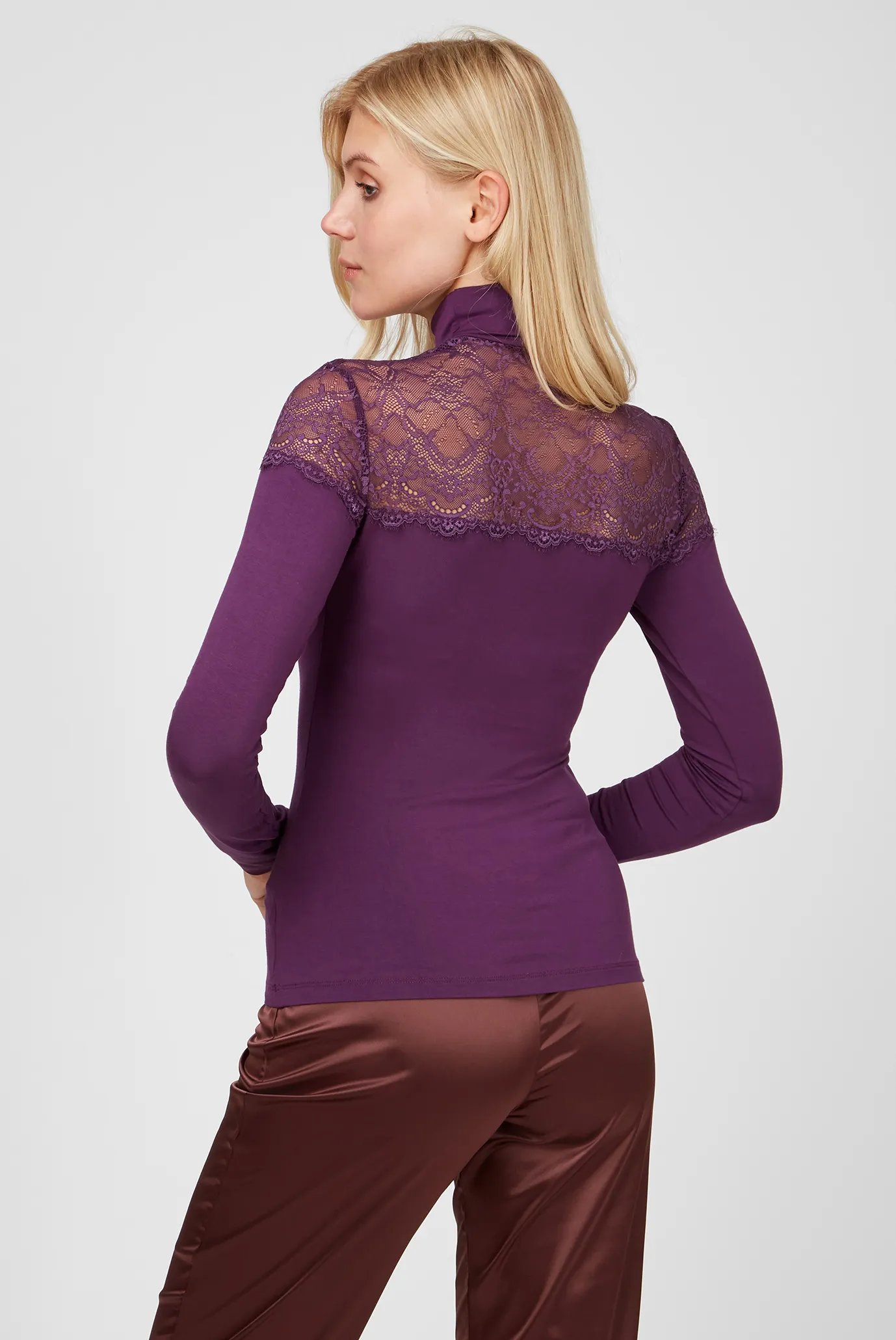 Жіночий фіолетовий гольф 3