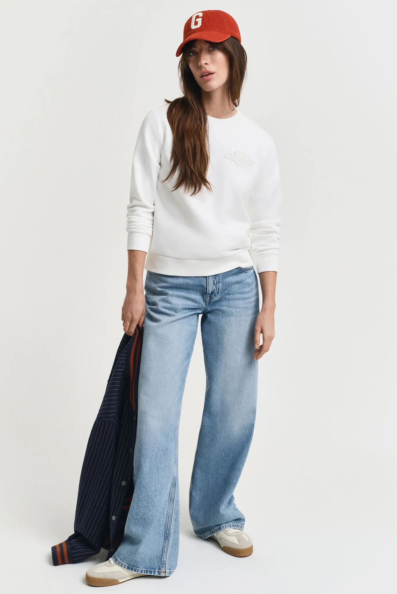 Женский белый свитшот SHIELD C-NECK SWEAT 2