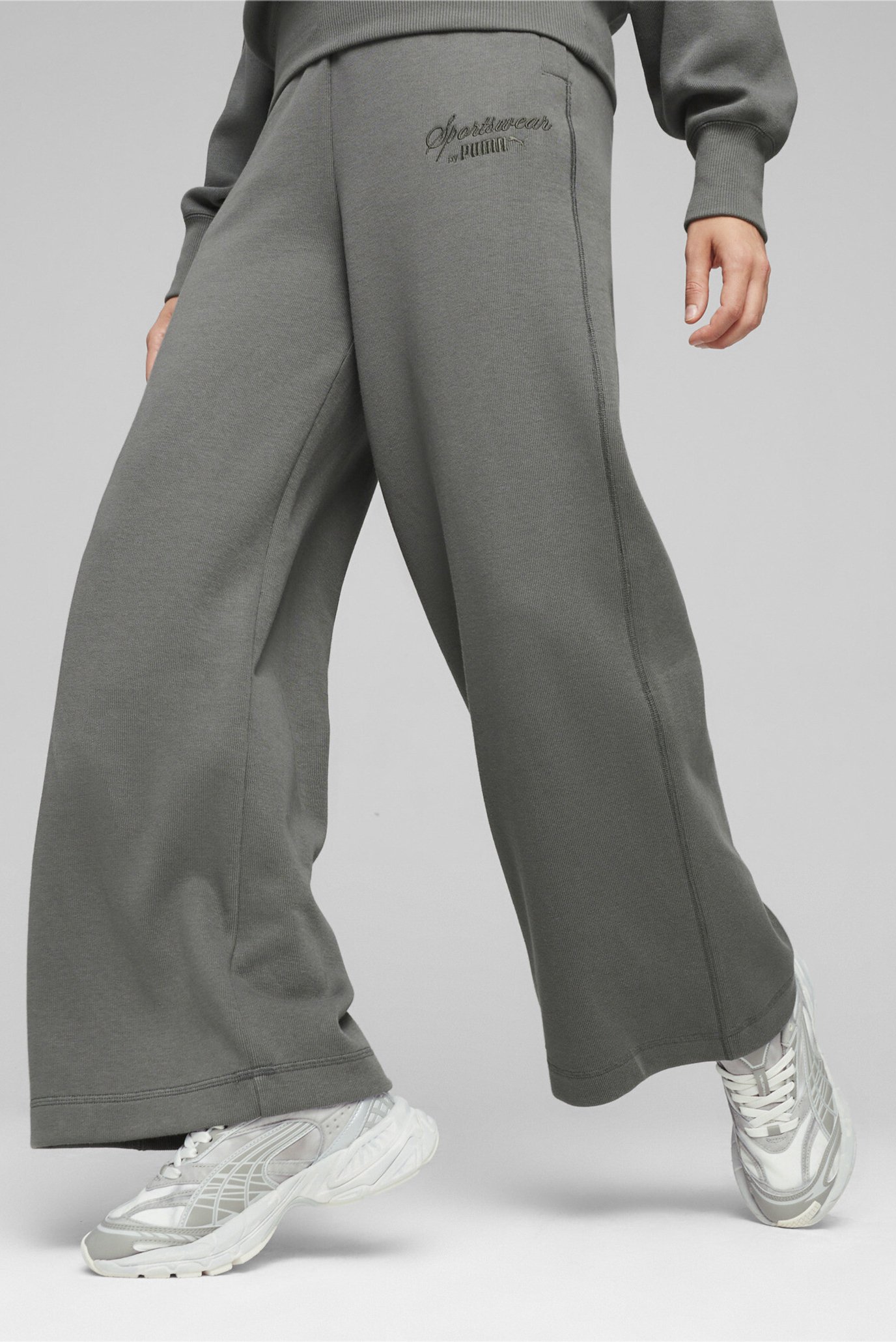 Женские серые спортивные брюки 
CLASSICS+ Women's Relaxed Sweat Pants 1