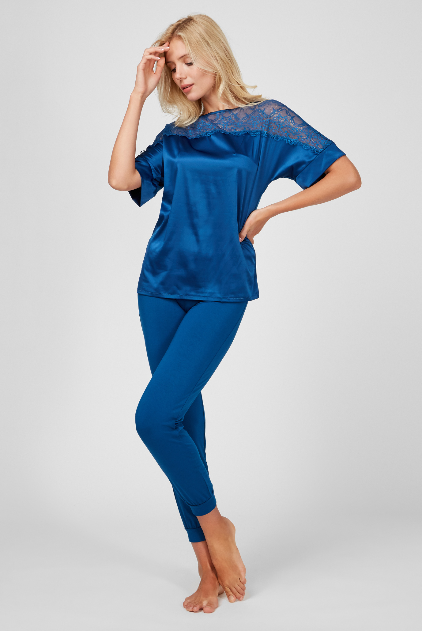 Женская синяя пижама (футболка, брюки) 1