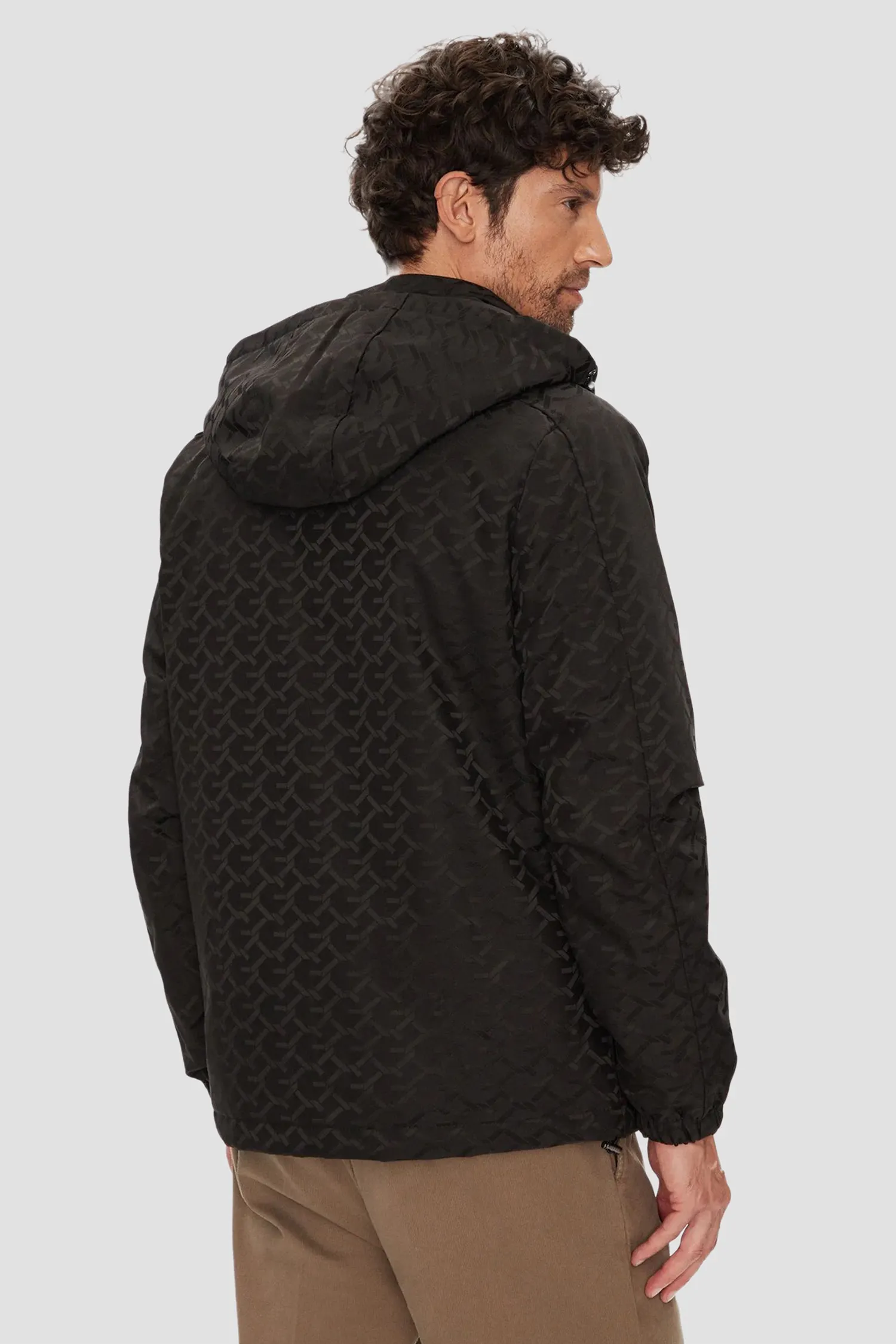 Чоловіча чорна куртка з візерунком 3