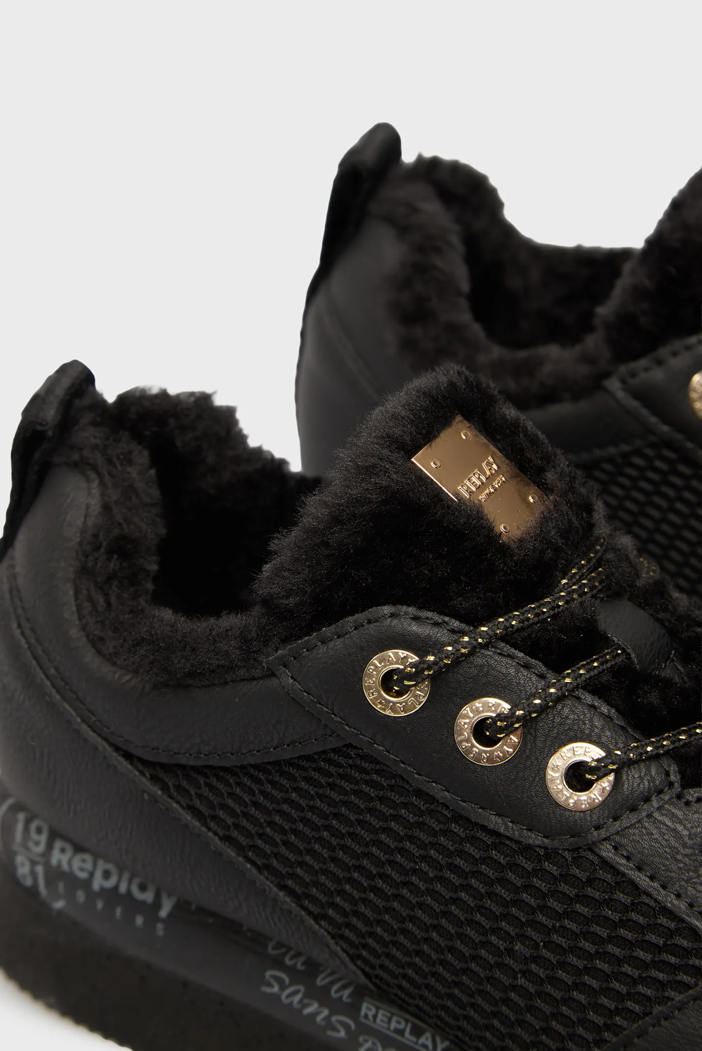 Женские черные кроссовки 2