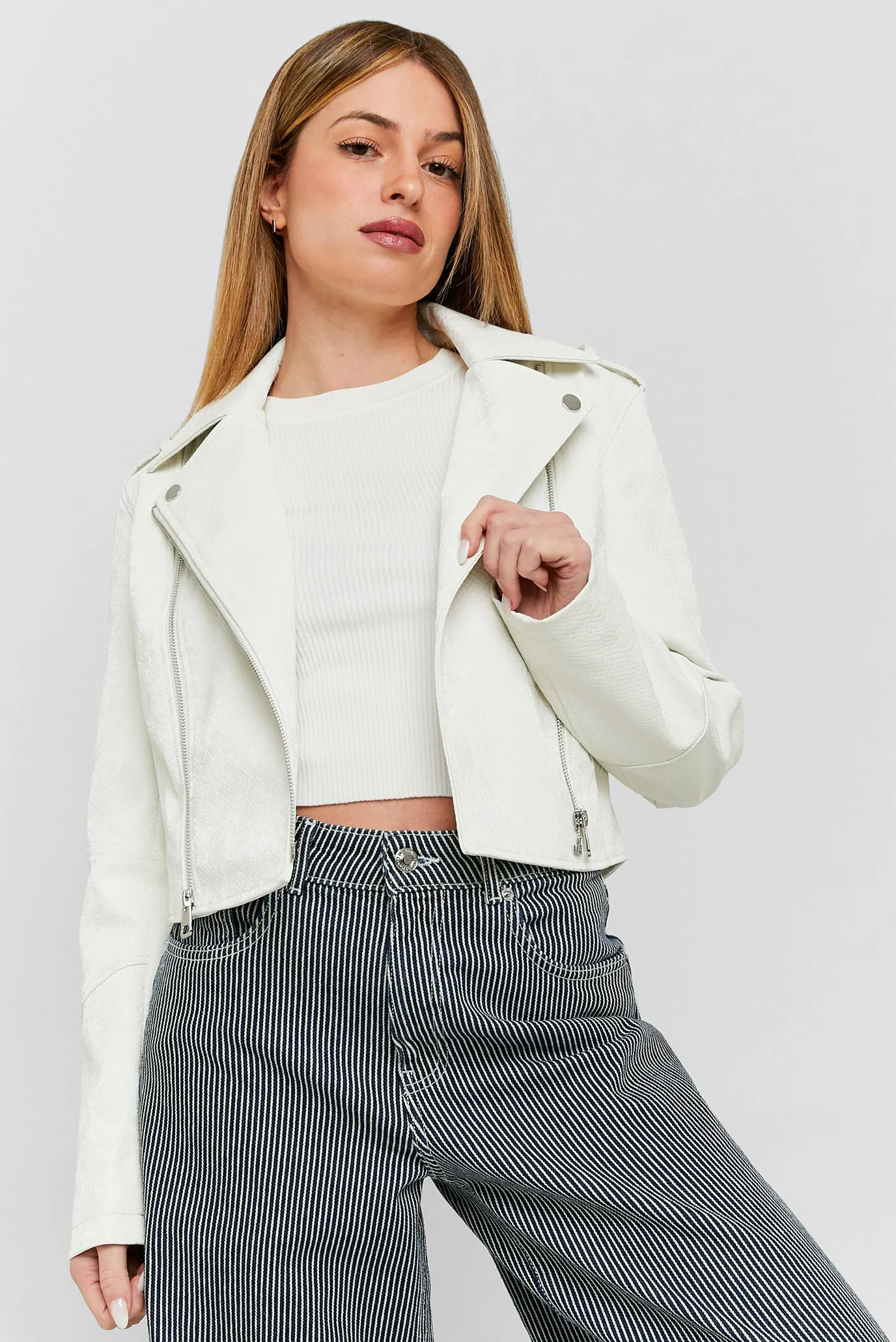 Жіноча біла косуха 1