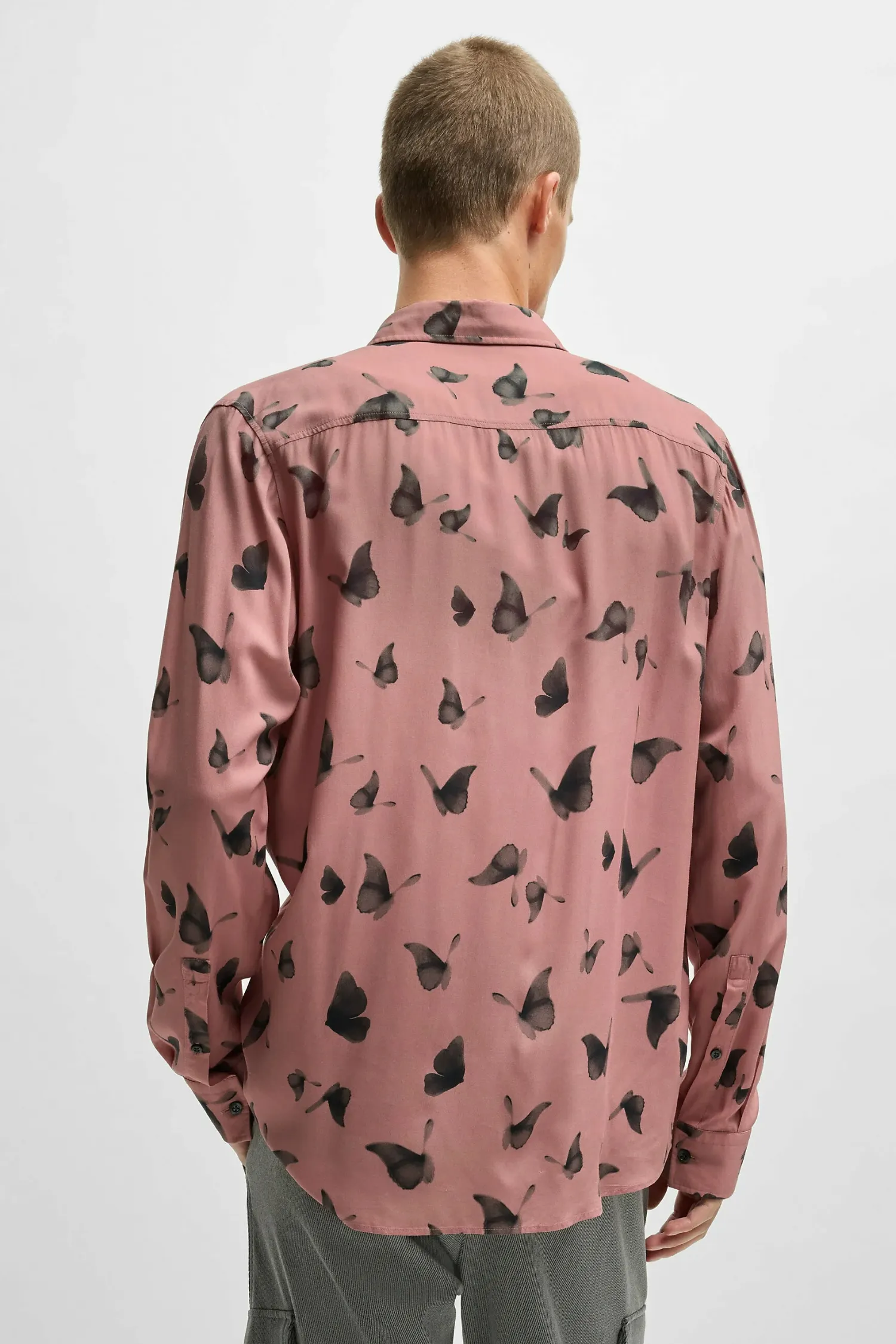 Мужская розовая рубашка с узором 2