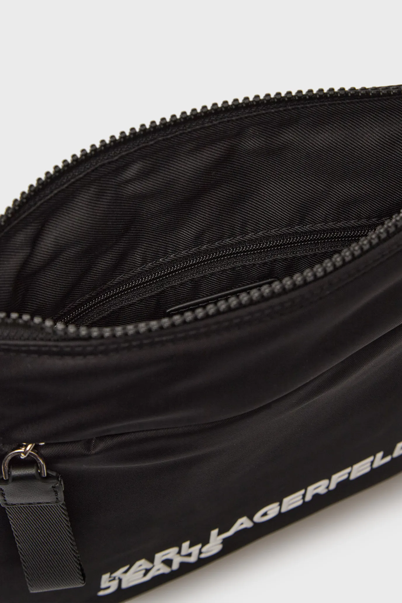 Чоловіча чорна сумка essential 6