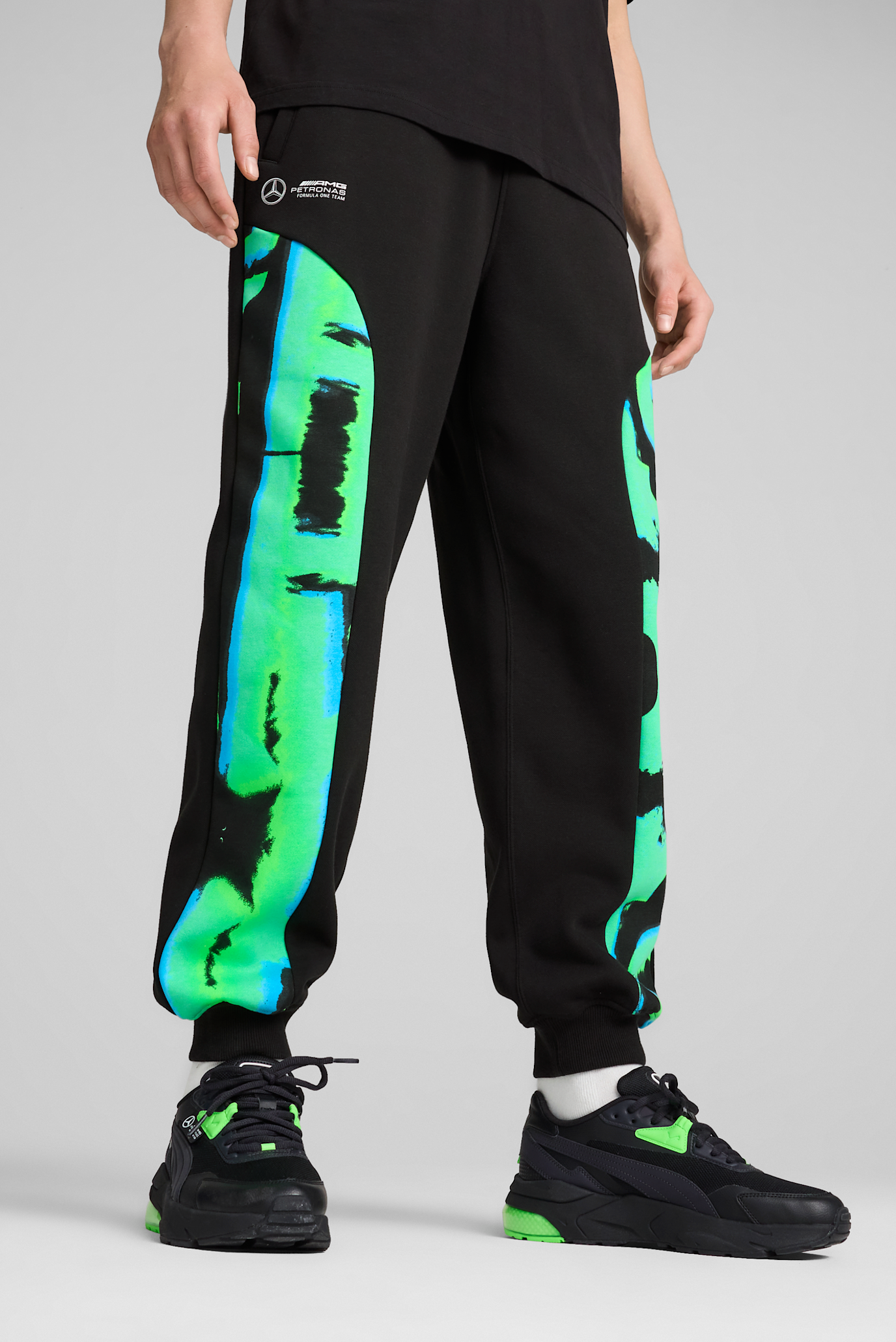 Чоловічі чорні спортивні штани з візерунком Mercedes-AMG Petronas F1® Neon Energy Sweatpants Men 1