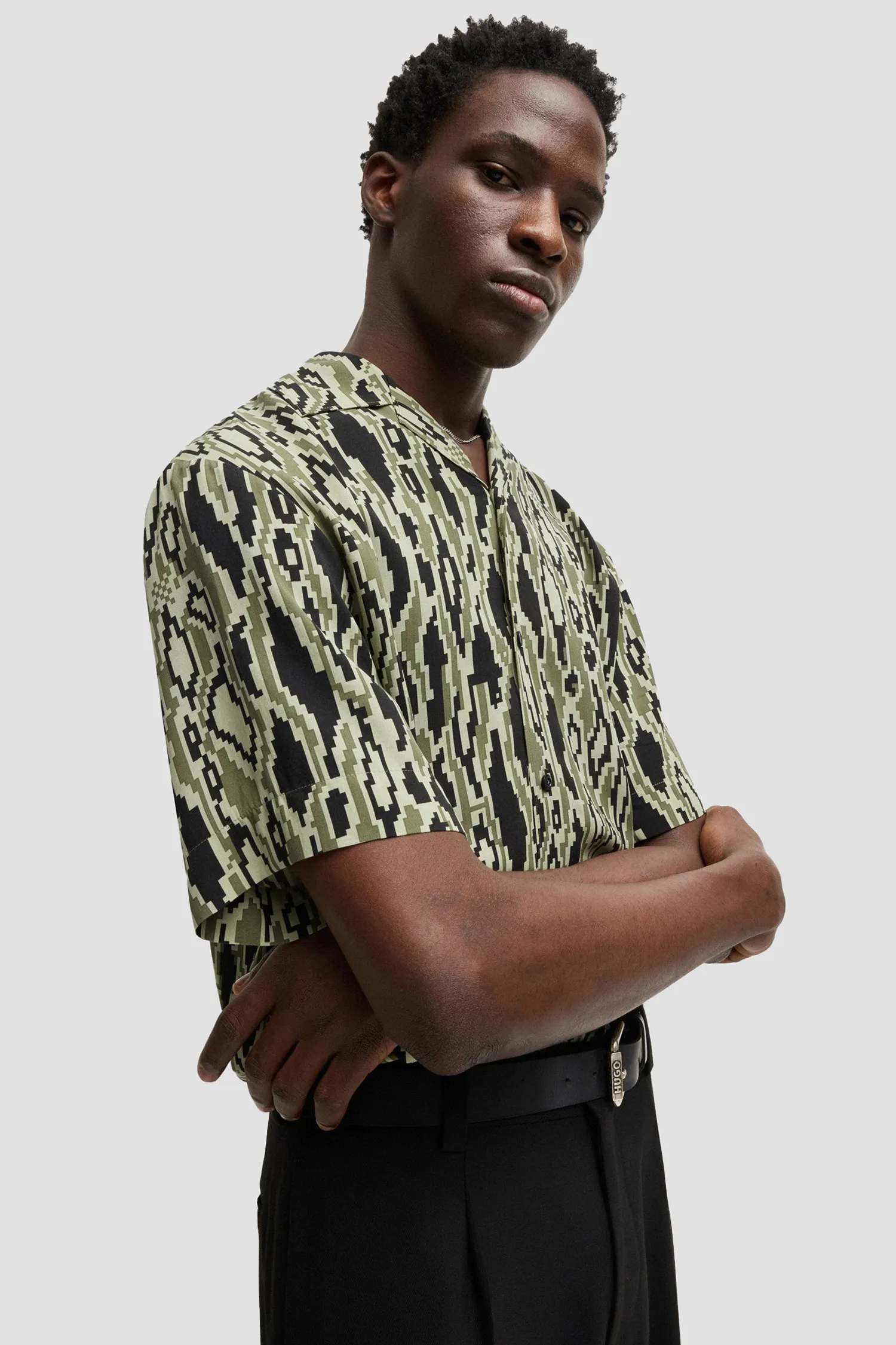 Мужская оливковая рубашка с узором 3