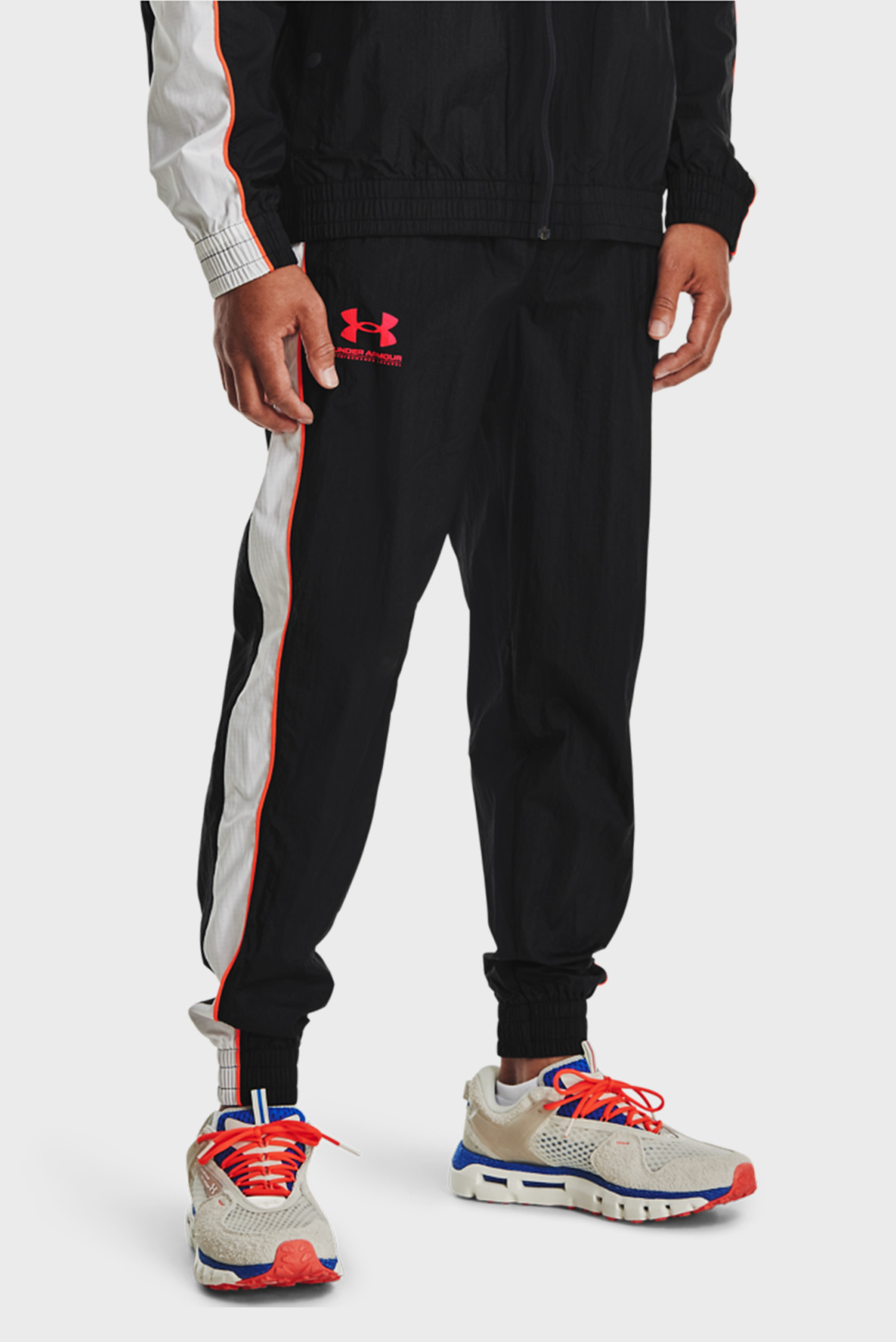 Чоловічі чорні спортивні штани UA WOVEN TRACK PANT 1