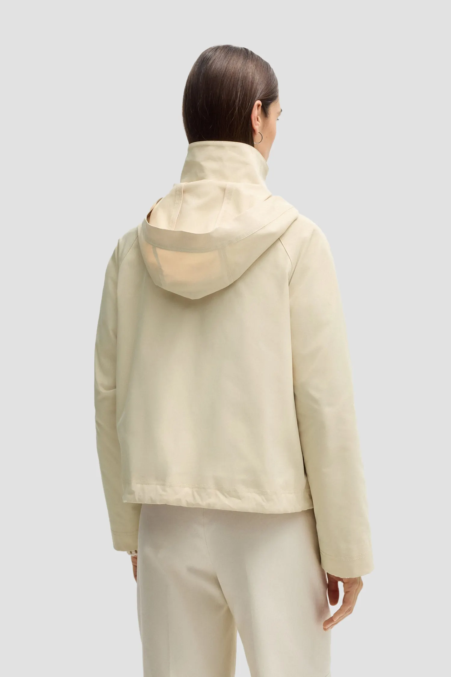 Жіноча бежева вітровка 3