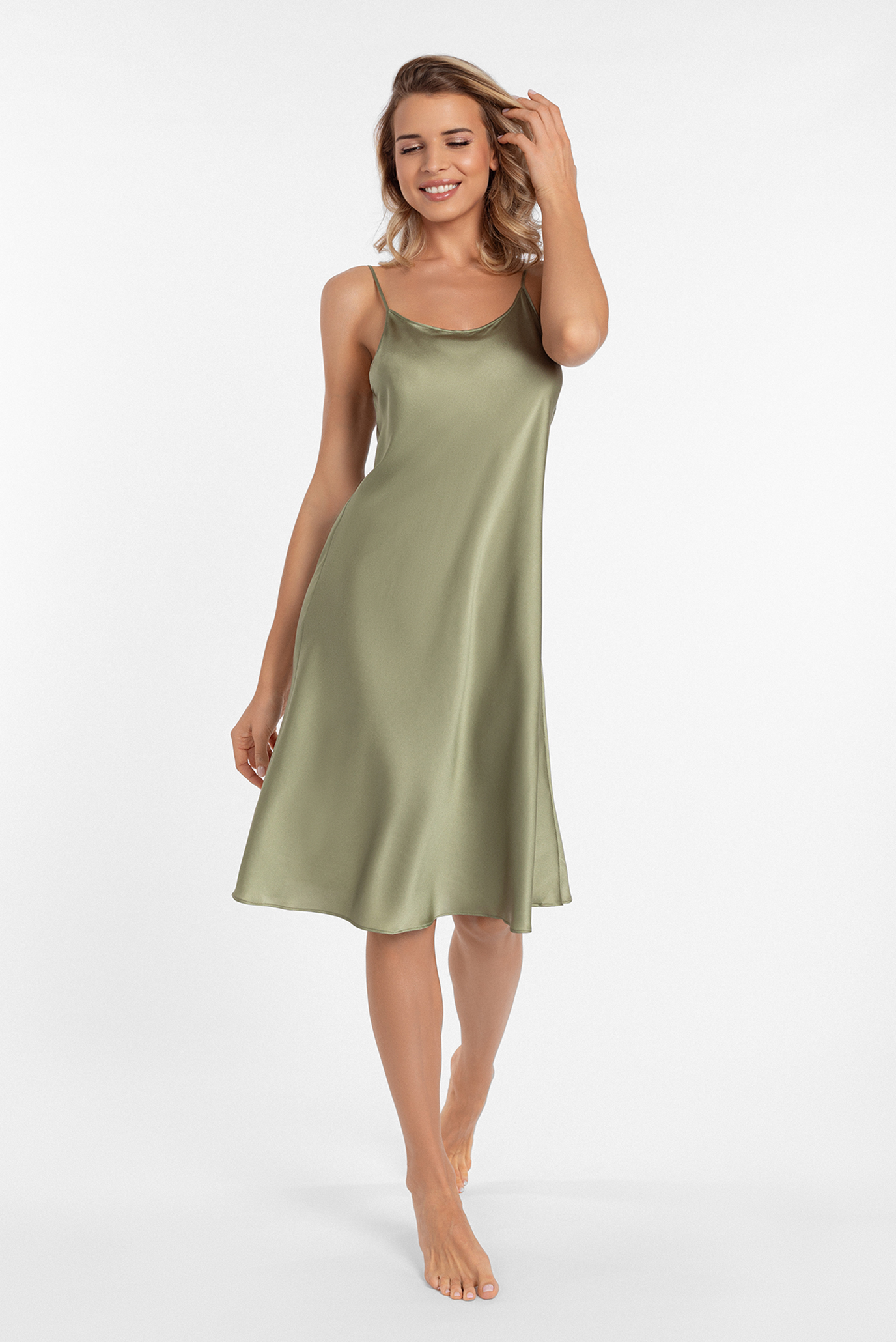 Женская зеленая шелковая ночная рубашка 1