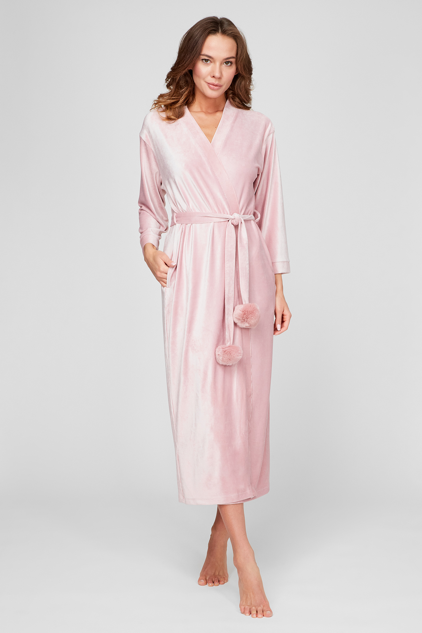 Женский розовый велюровый халат 1