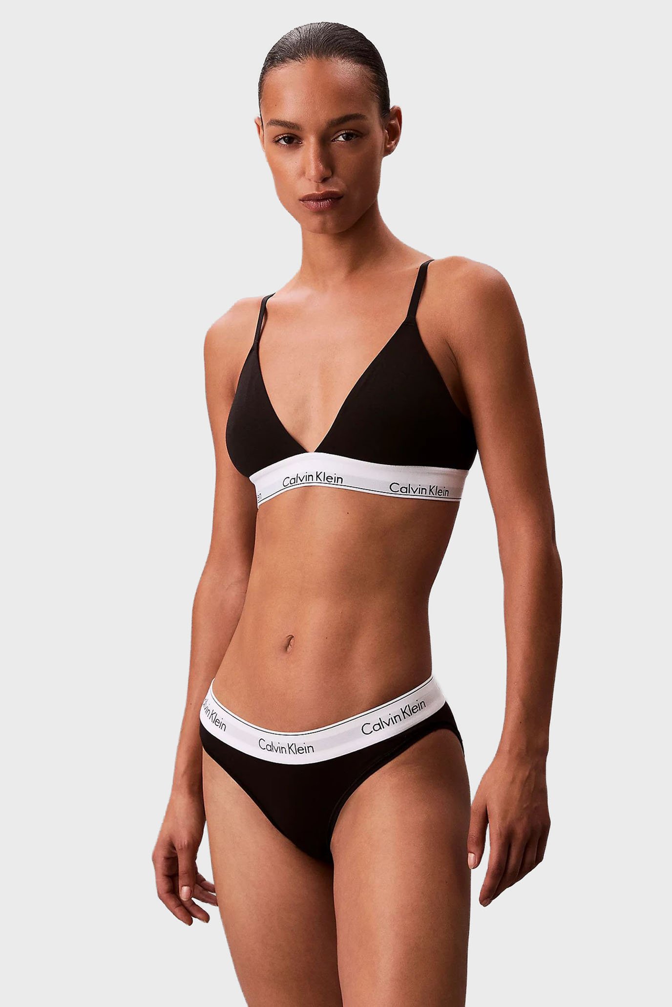 Женский черный бюстгальтер LIGHTLY LINED TRIANGLE Черный XS Calvin Klein LV00QF8498 Женский черный бюстгальтер LIGHTLY LINED TRIANGLE Черный XS Calvin Klein LV00QF8498