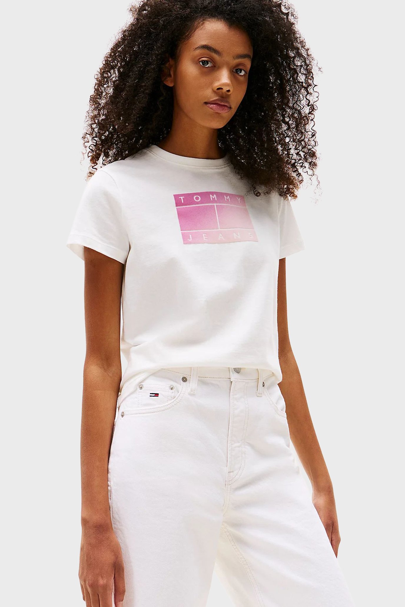 Женская белая футболка REG GRADIENT FLAG Белый M Tommy Jeans DW0DW20905 Женская белая футболка REG GRADIENT FLAG Белый M Tommy Jeans DW0DW20905