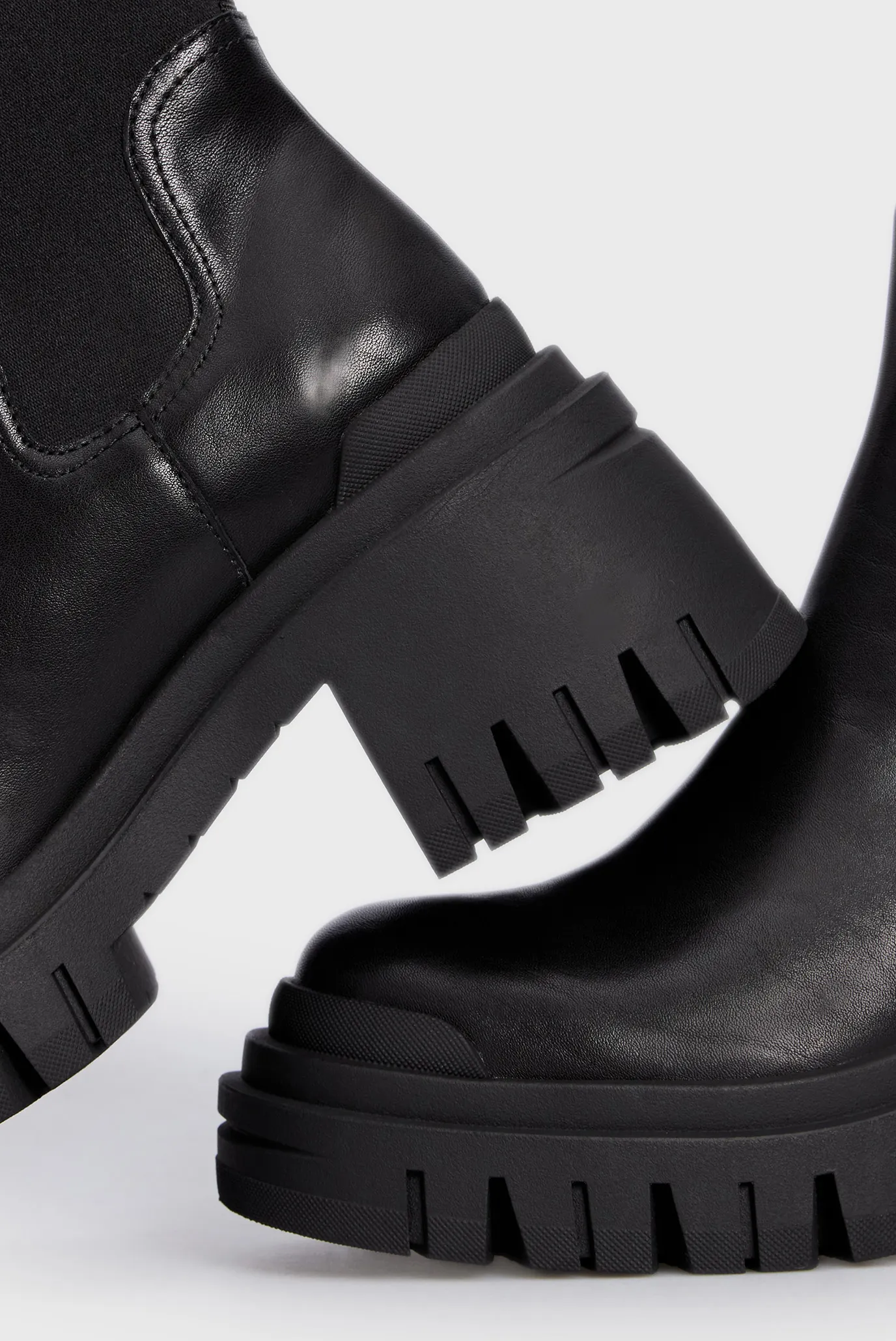 Женские черные кожаные ботильоны Oxalis 2