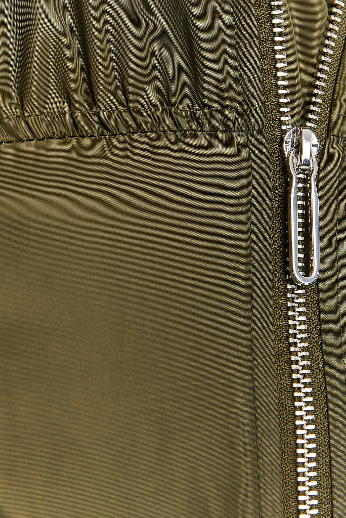 Женский оливковый бомбер 4