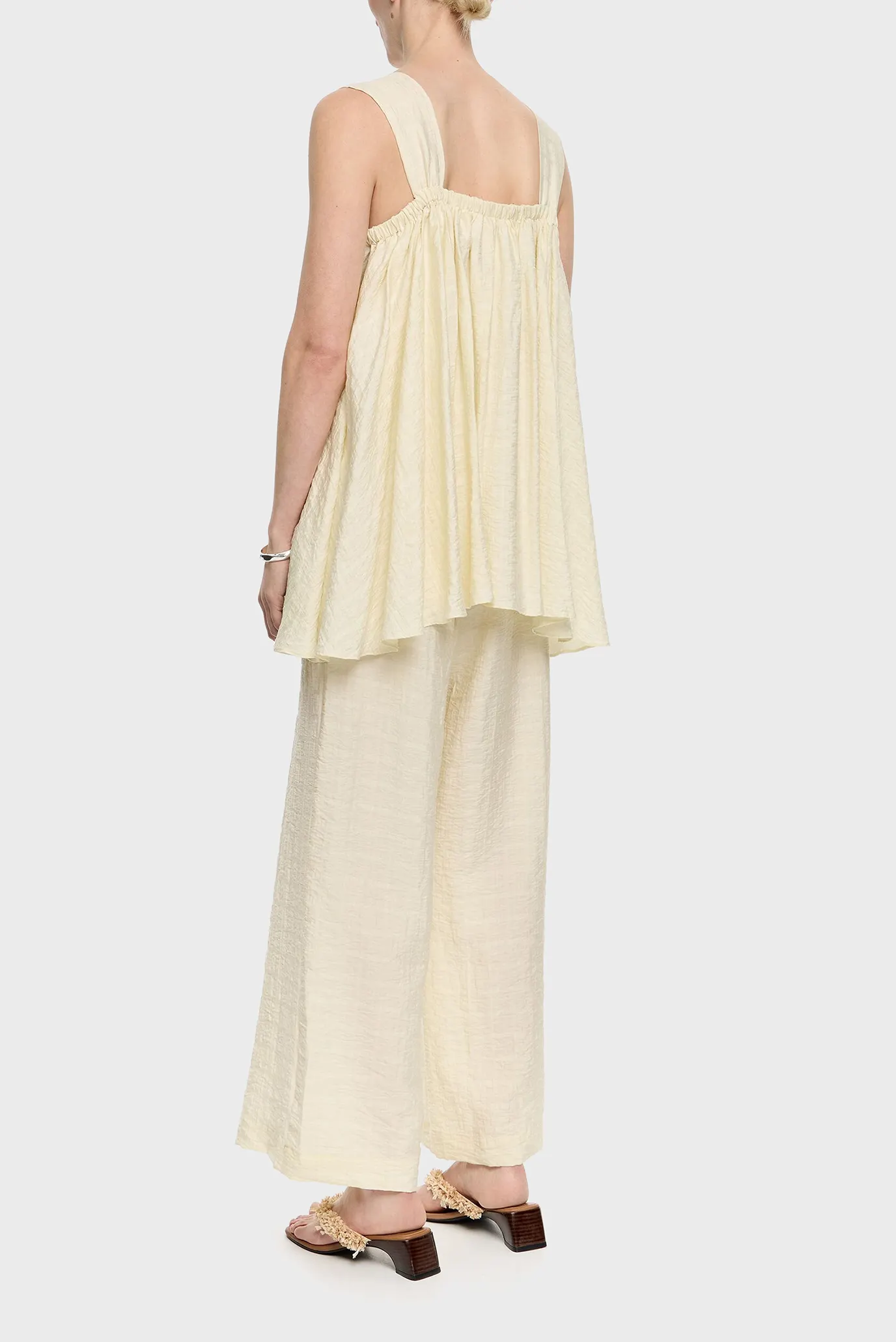 Жіночий жовтий комбінезон 2