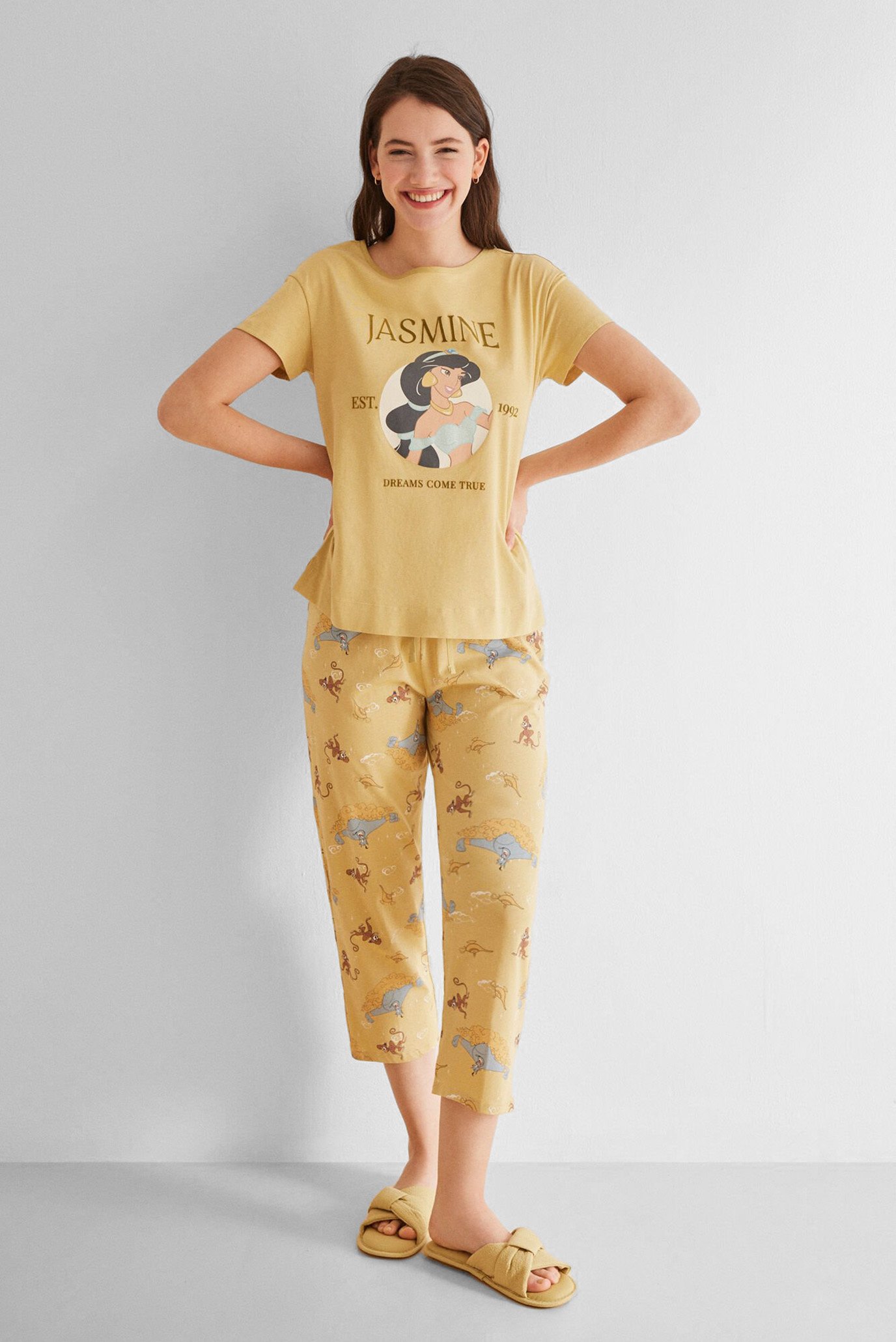 Женская желтая пижама (футболка, брюки) 1
