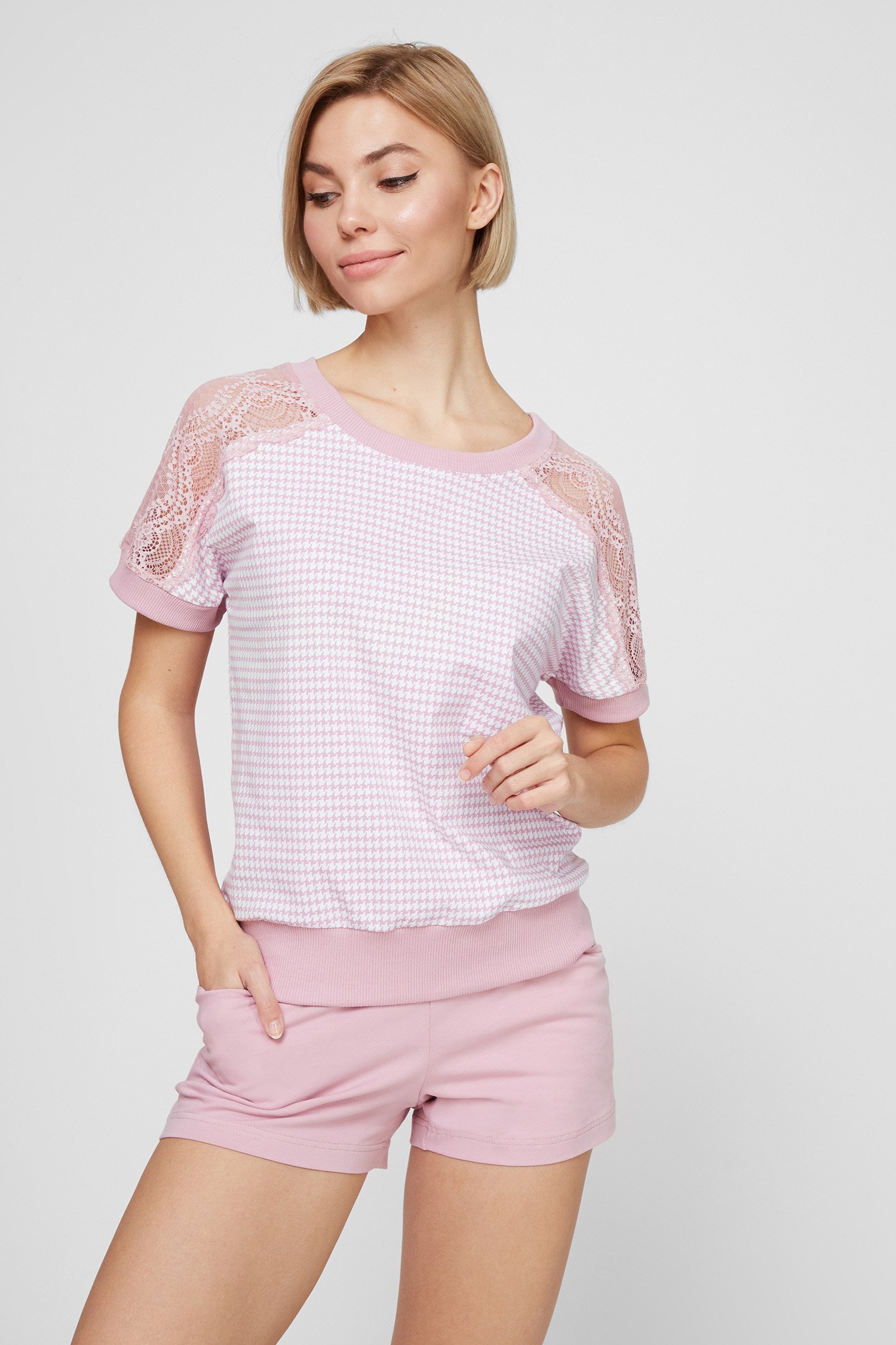 Женская розовая пижама (топ, шорты) 1