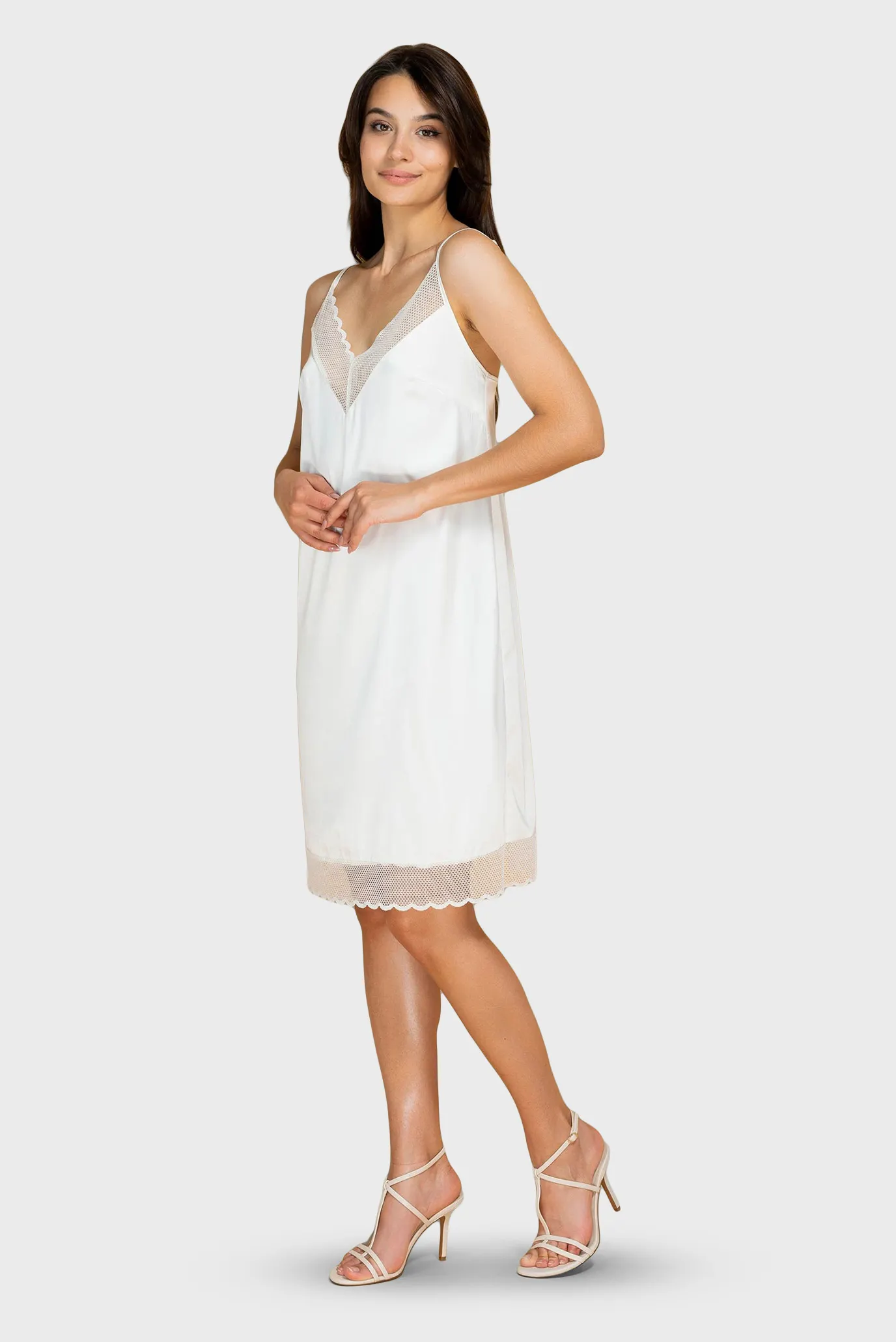 Жіноча біла нічна сорочка 3