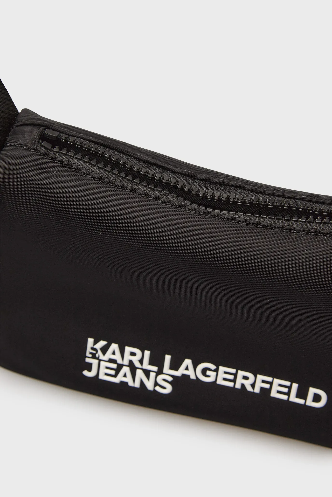 Жіноча чорна сумка essential nylon 6