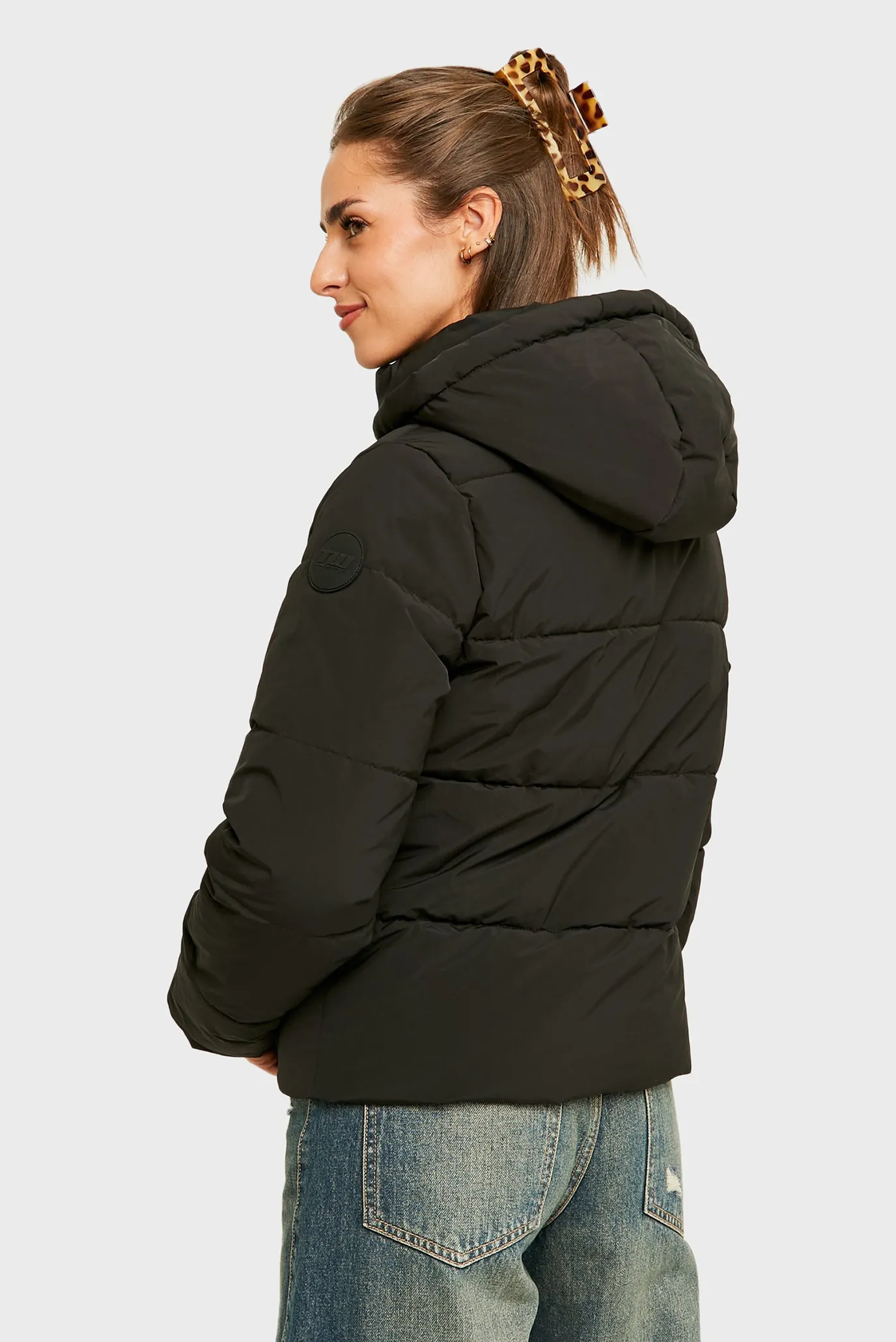 Жіноча чорна куртка 2