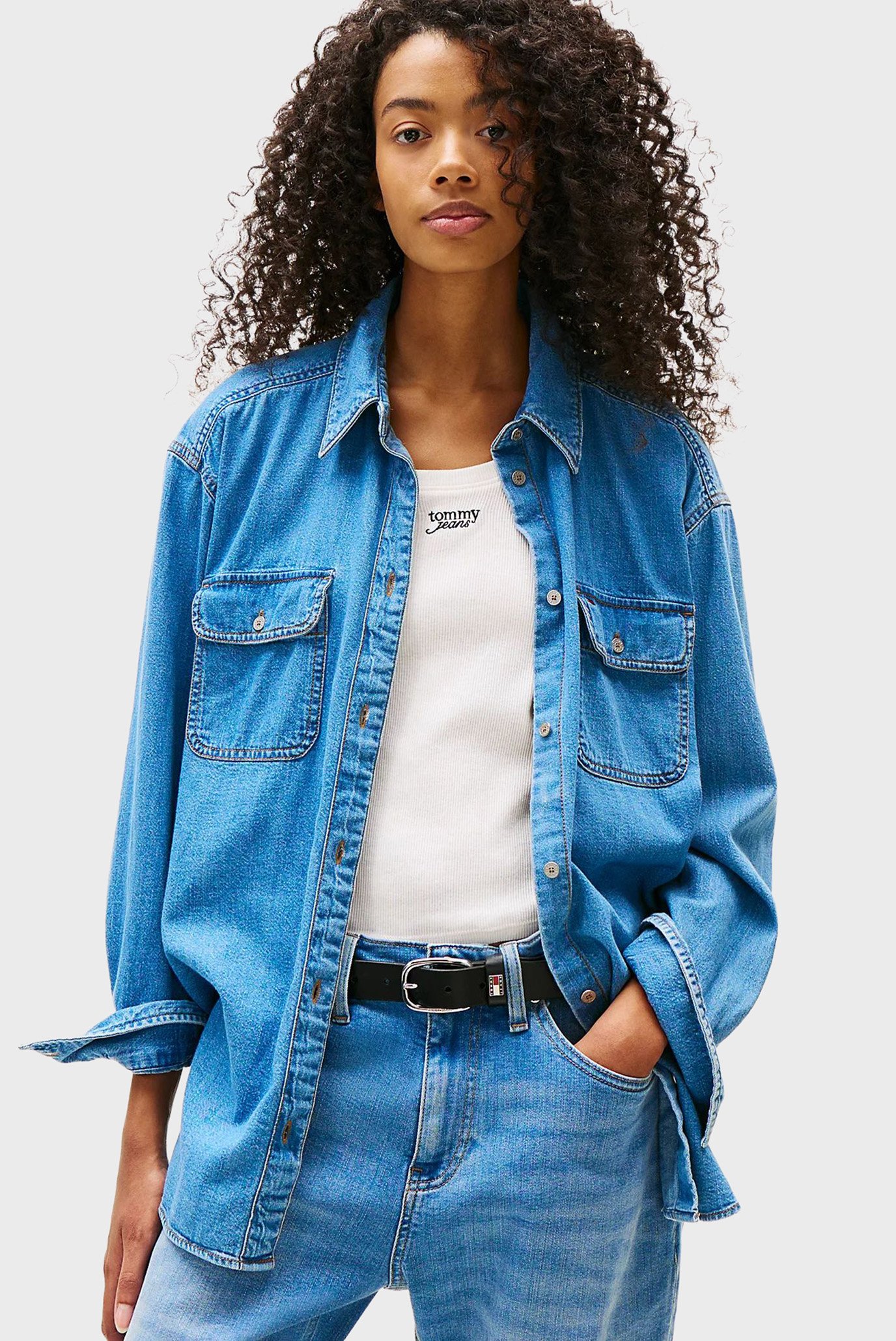 Женская синяя джинсовая рубашка RELAXED Синий L Tommy Jeans DW0DW21073 Женская синяя джинсовая рубашка RELAXED Синий L Tommy Jeans DW0DW21073