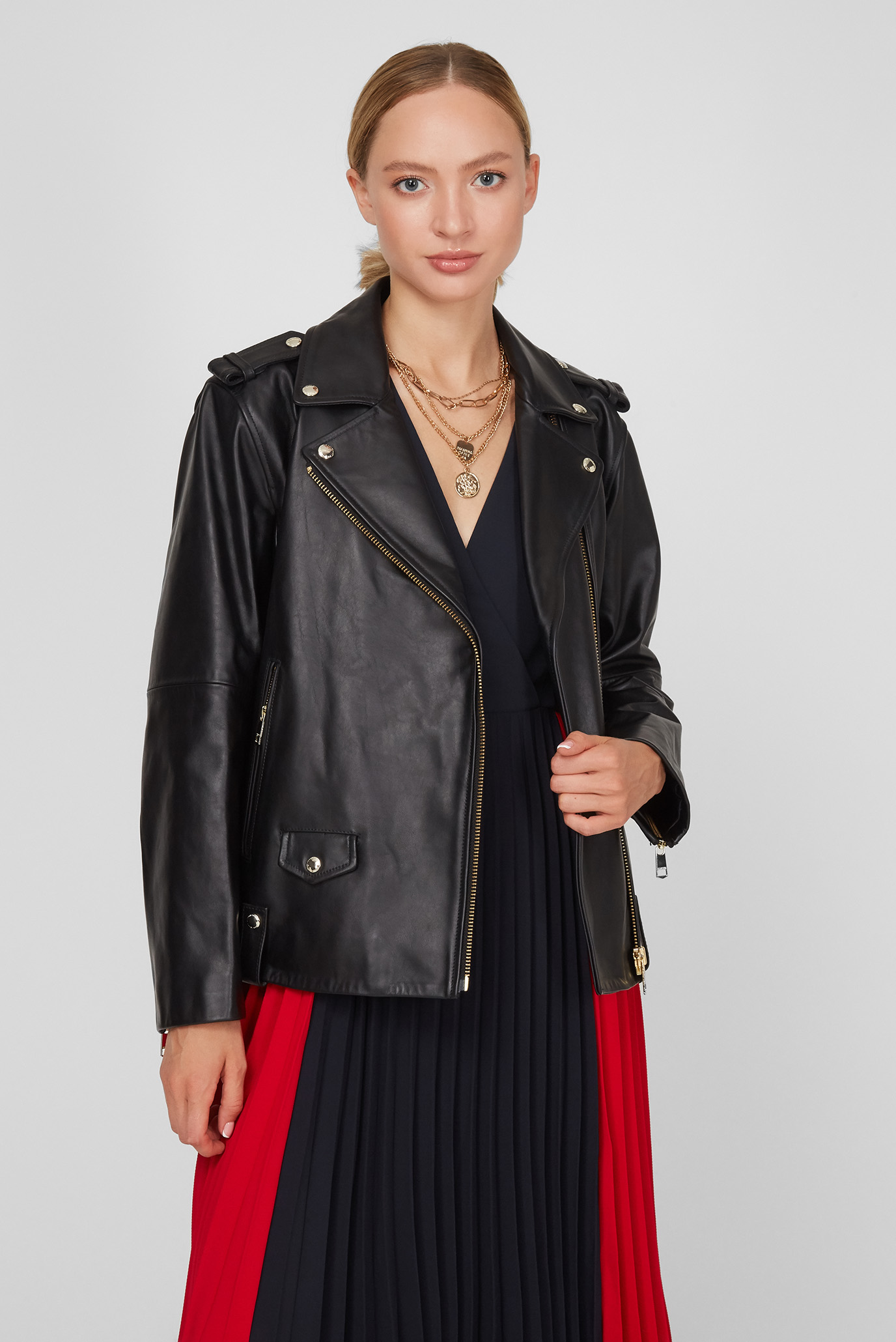 Жіноча чорна шкіряна куртка 1