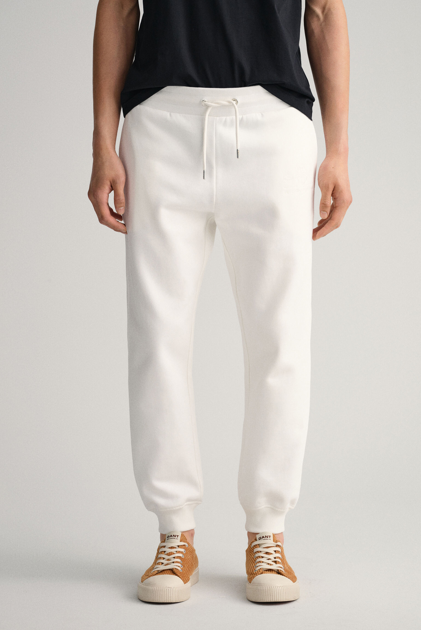 Мужские белые спортивные брюки TONAL ARCHIVE SHIELD PANTS Белый L Gant 2039023 Мужские белые спортивные брюки TONAL ARCHIVE SHIELD PANTS Белый L Gant 2039023