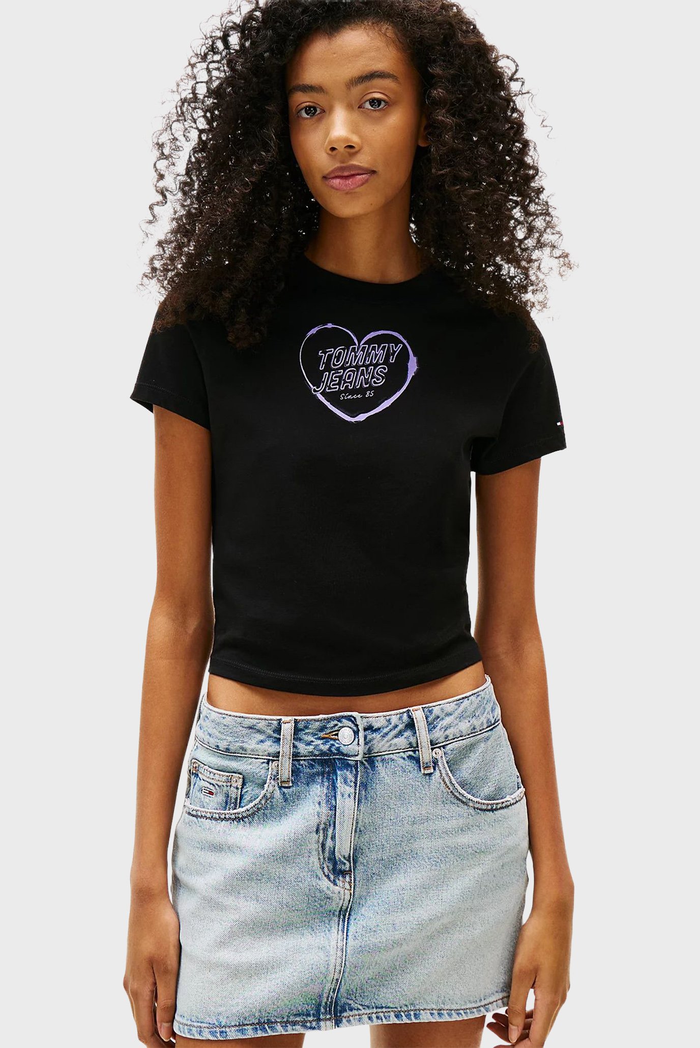 Женская черная футболка HEART Черный M Tommy Jeans DW0DW21390 Женская черная футболка HEART Черный M Tommy Jeans DW0DW21390