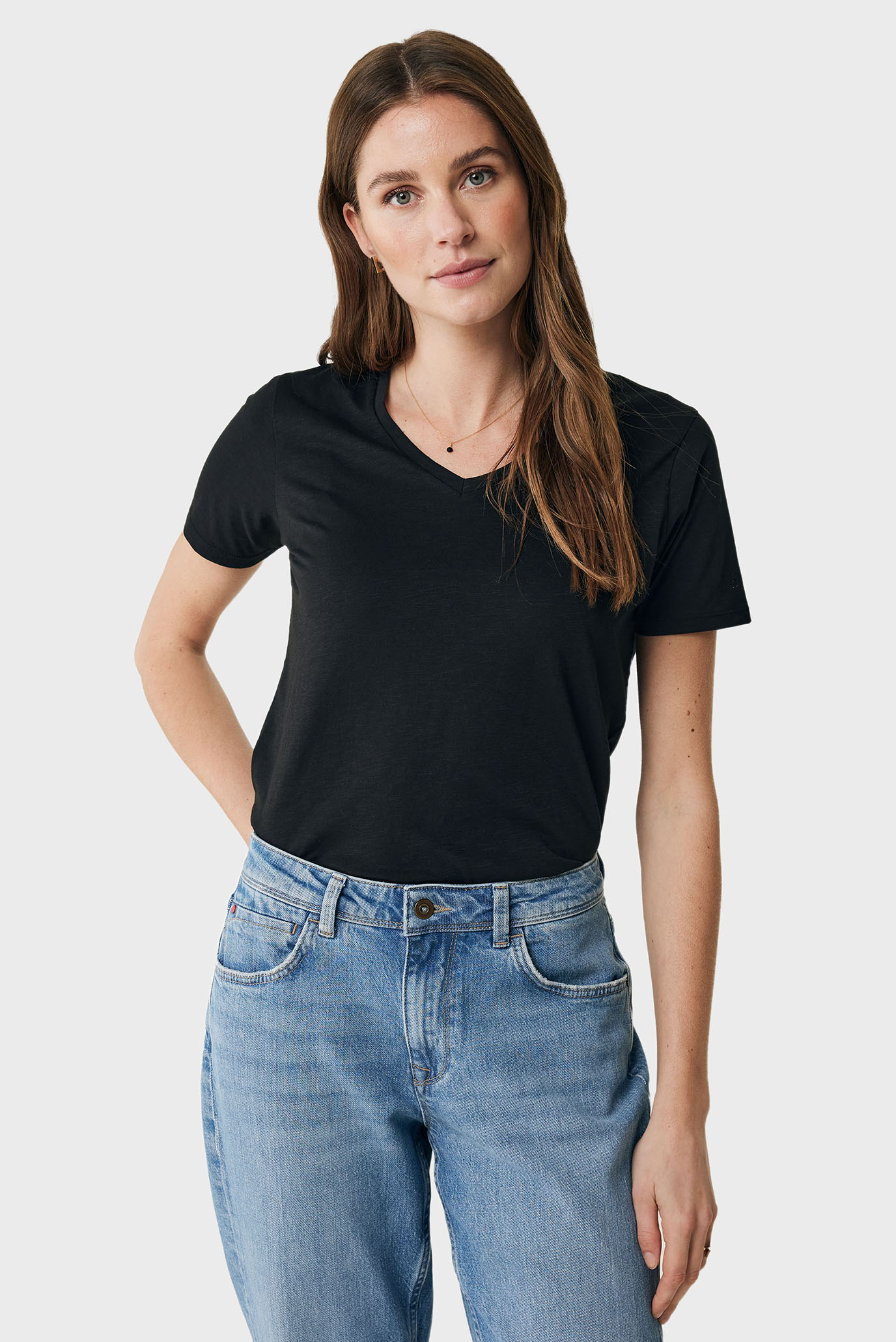 Жіноча чорна футболка FEMMIE 1