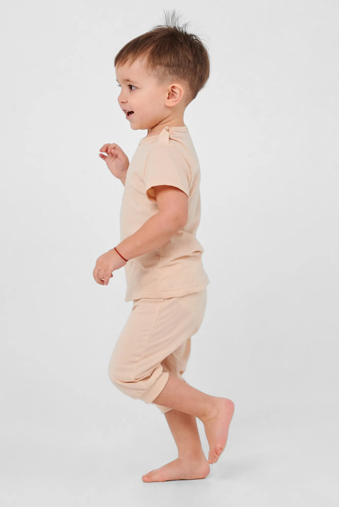 Детская бежевая пижама (футболка, брюки) 3