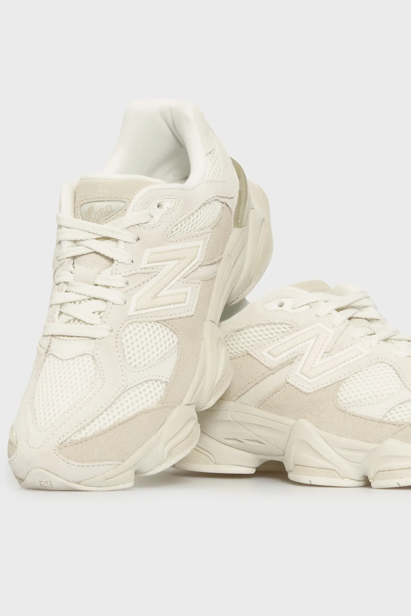 Жіночі бежеві кросівки 9060 2